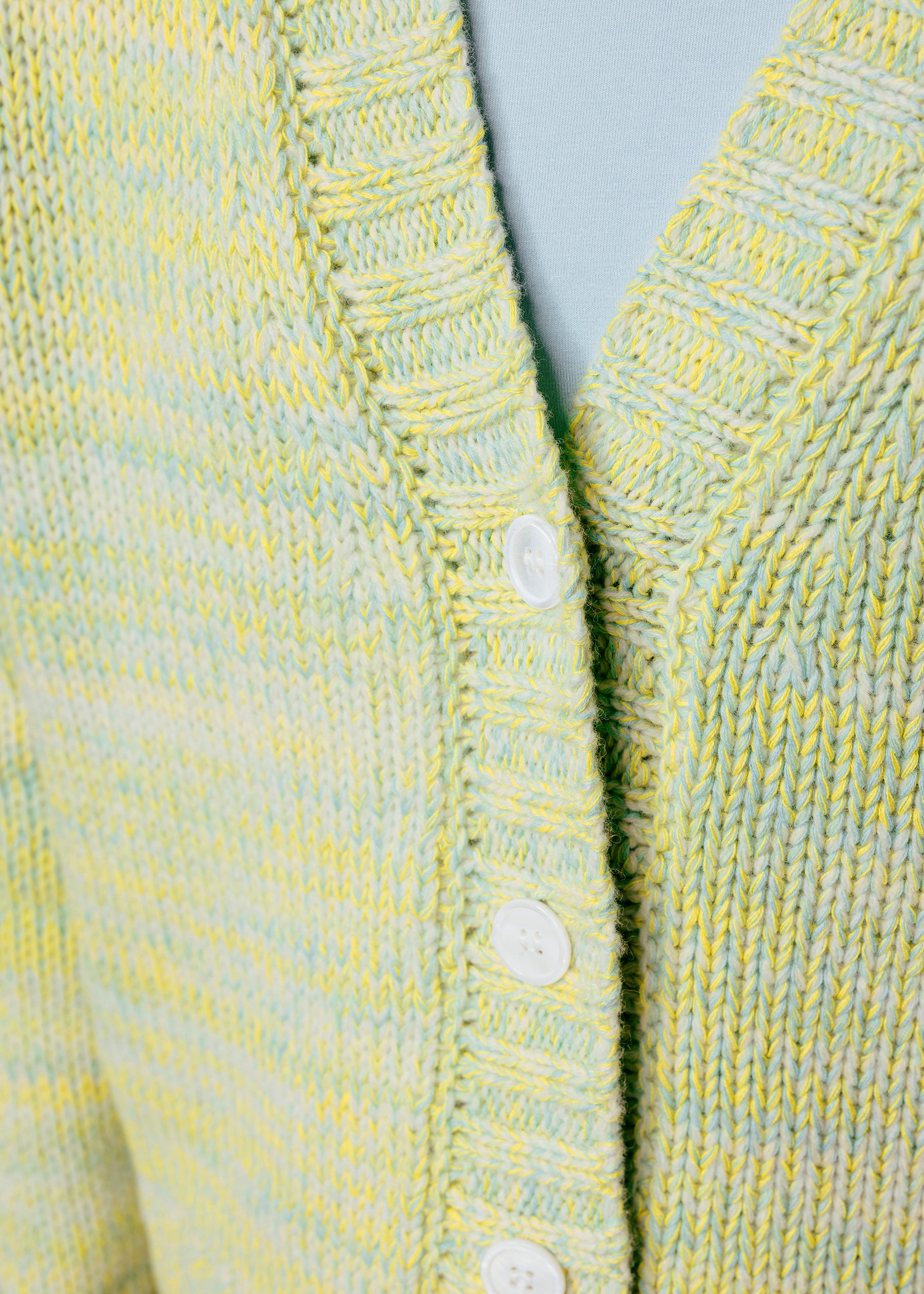 Strickjacke aus Mouliné-garn mit Knopfleiste