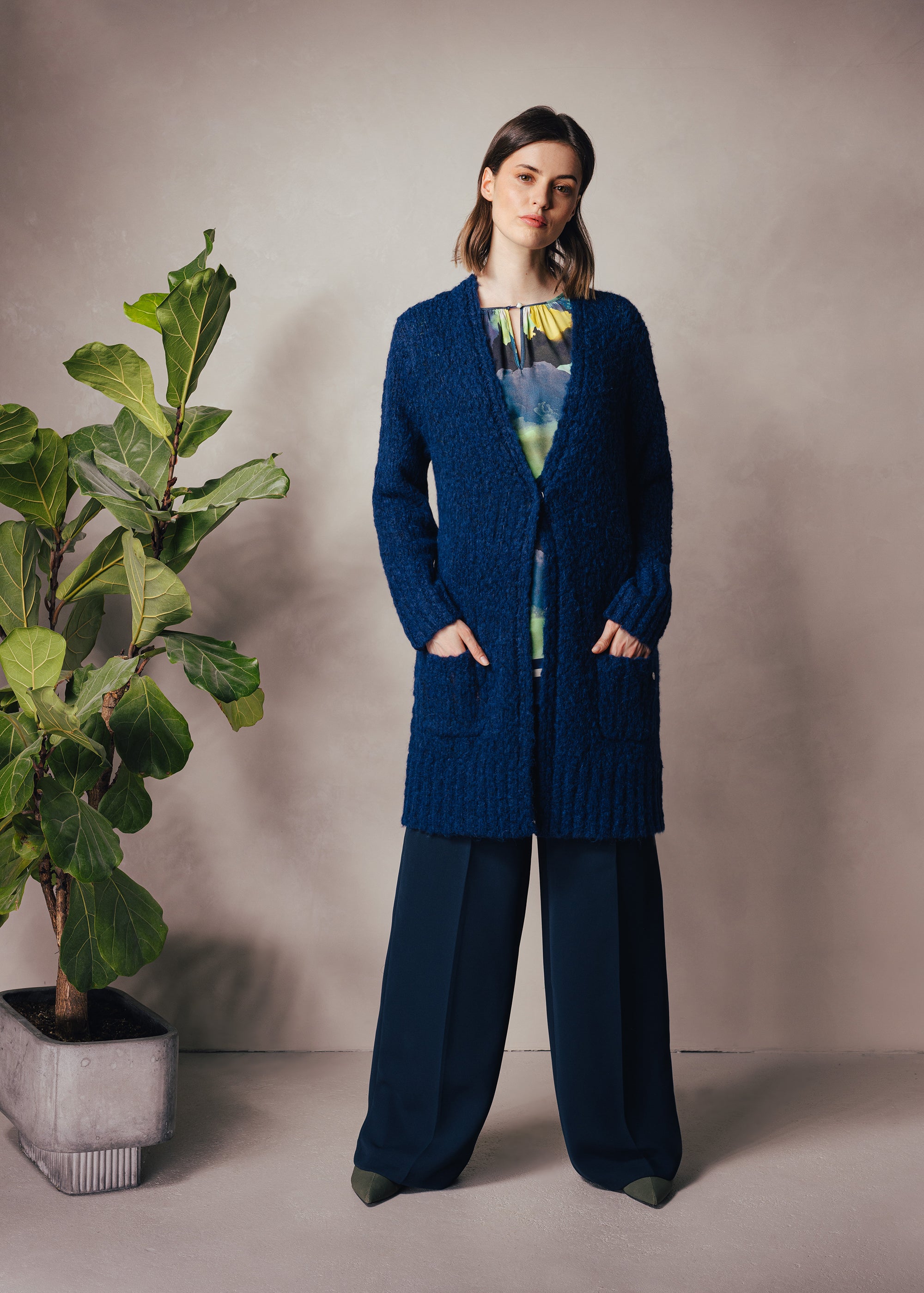 Langer Cardigan mit aufgesetzten Taschen aus Merino-Mix