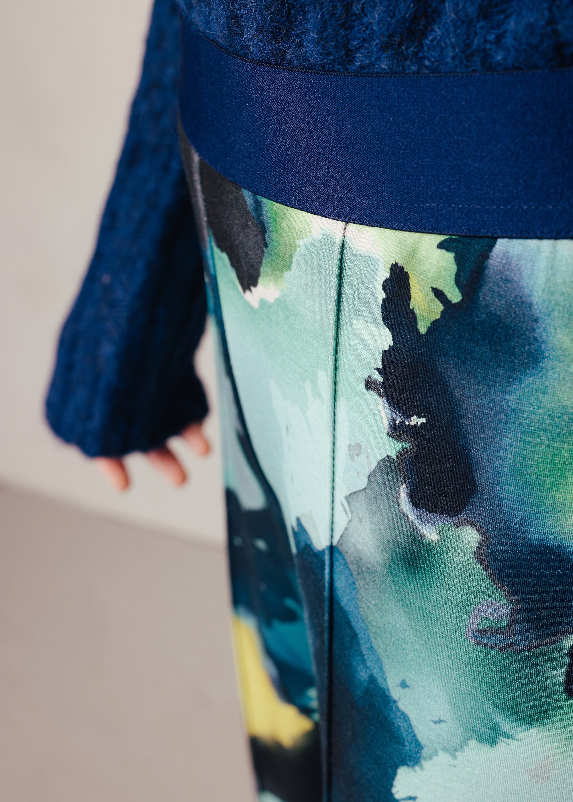 Hose mit Watercolorprint aus Viskose-Mix