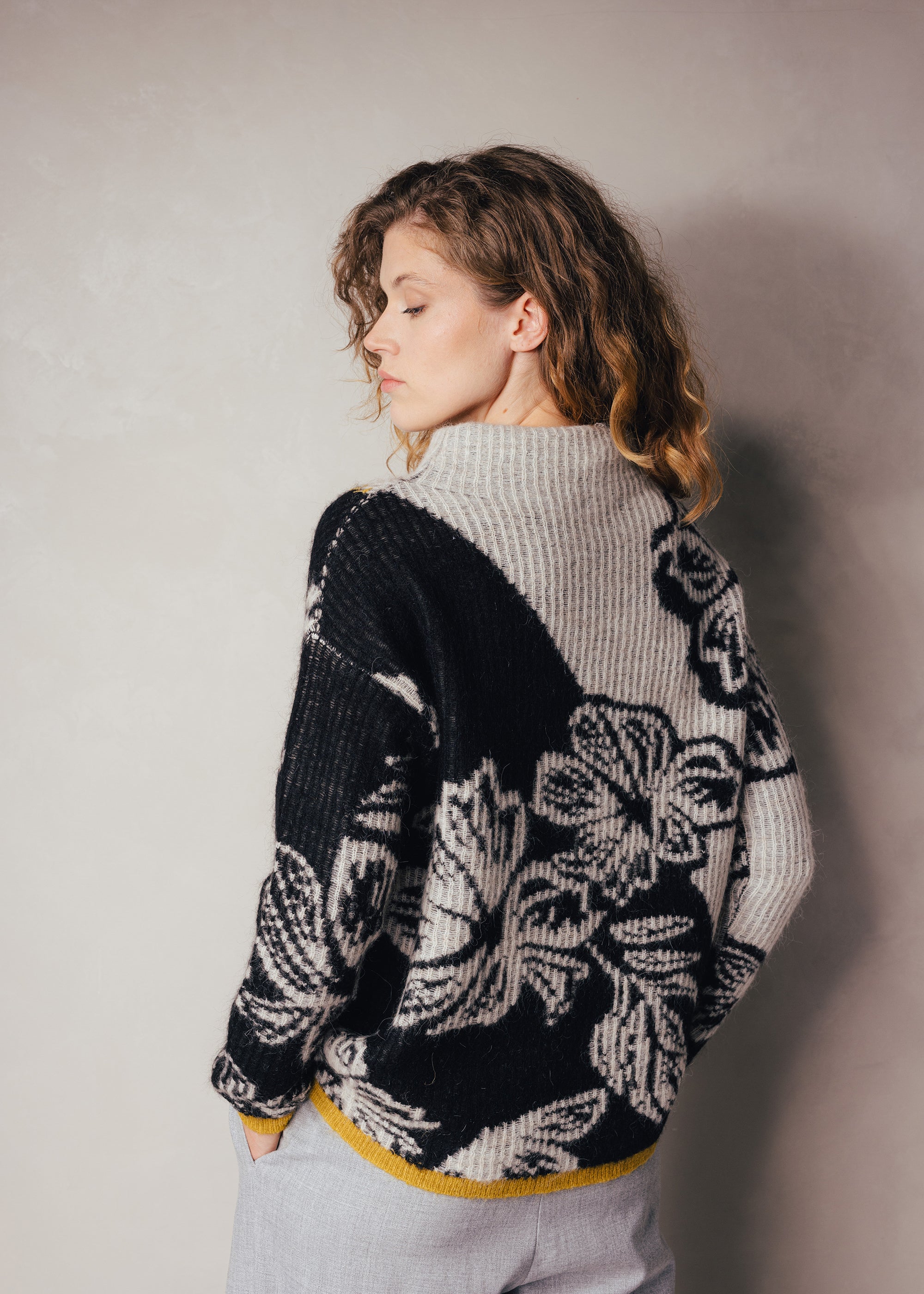 Jacquard-Pullover mit floralem Muster und Stehkragen