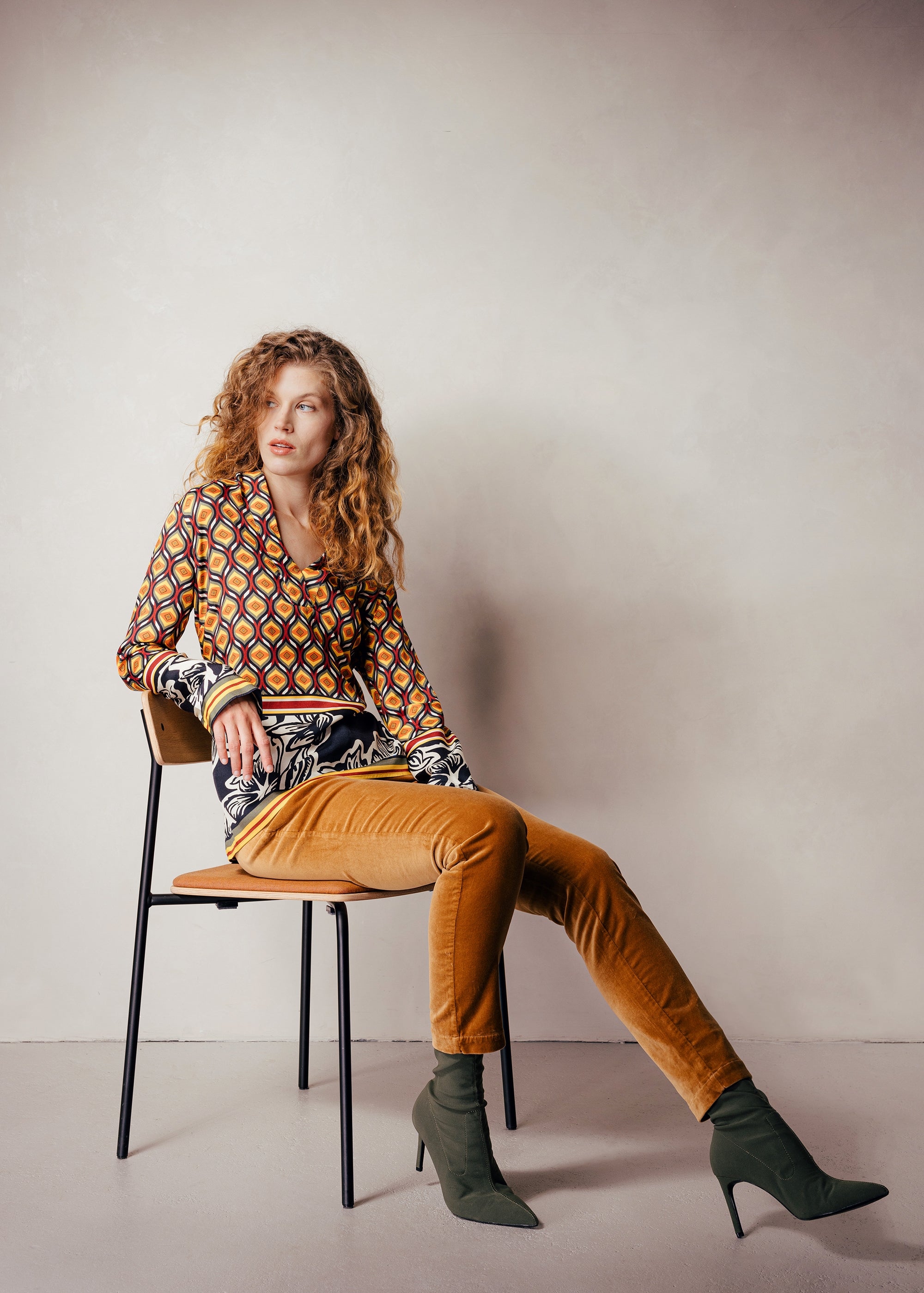 Bluse mit grafisch-floralem Print aus Viskose