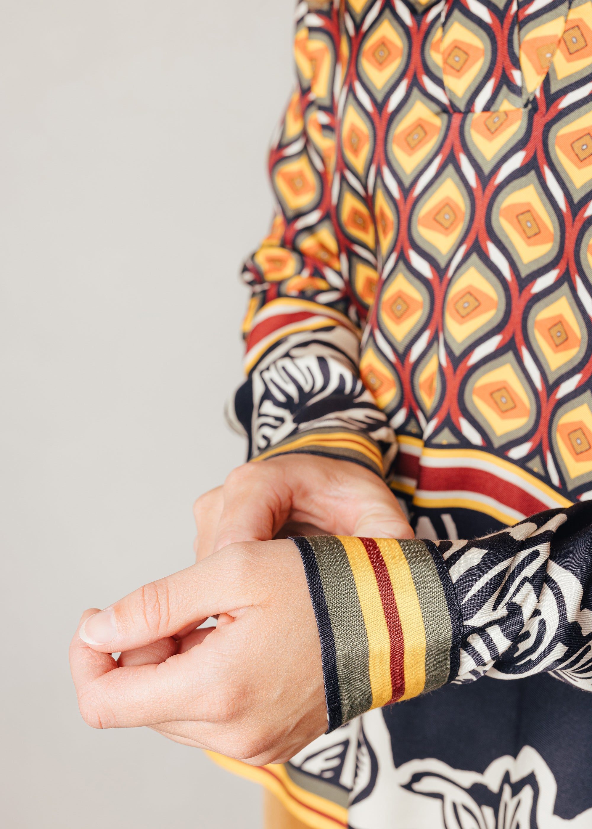 Bluse mit grafisch-floralem Print aus Viskose