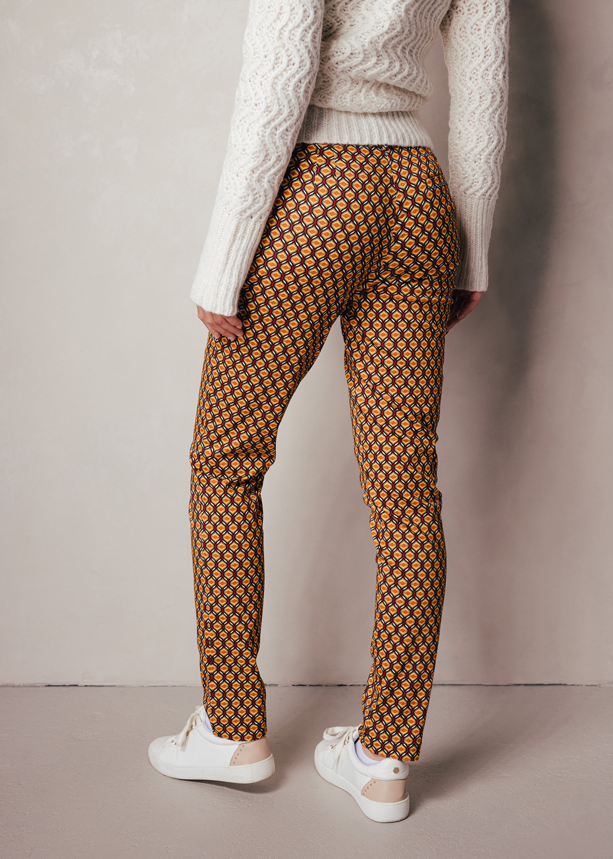 Schmale Hose mit grafischem Print aus Baumwolle-Modal-Mix
