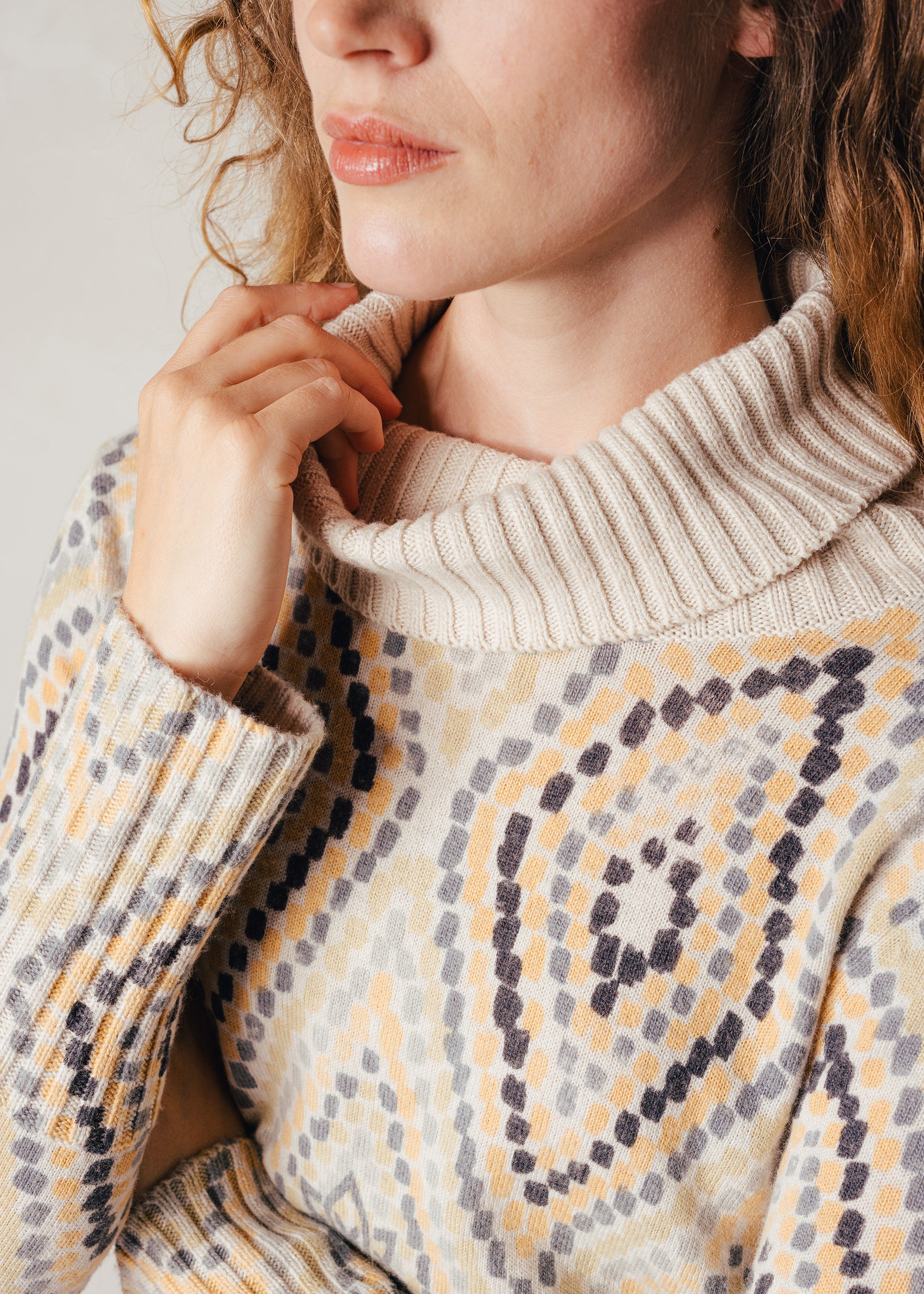 Knitted dress with turtleneck and print in a viscose-cashmere blend