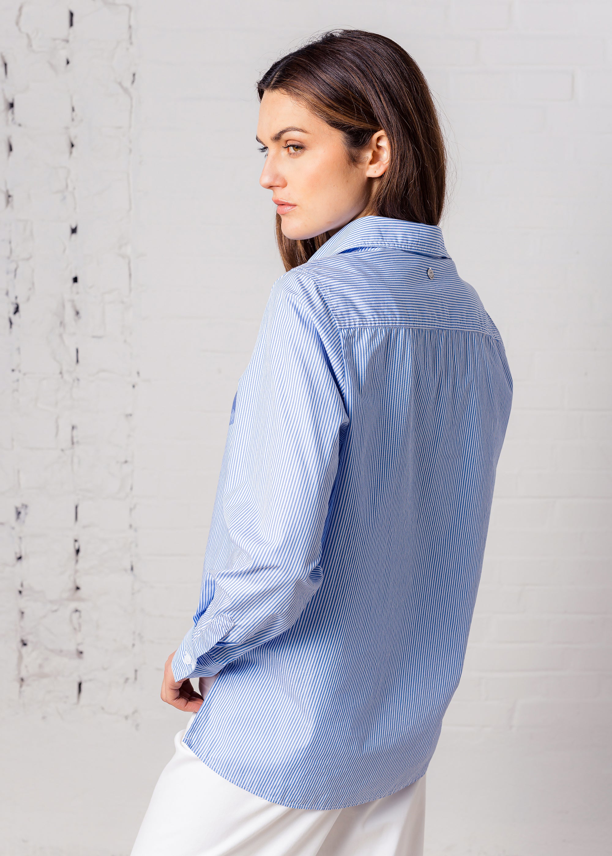 Gestreifte Hemdbluse mit floralem Druck aus Baumwolle