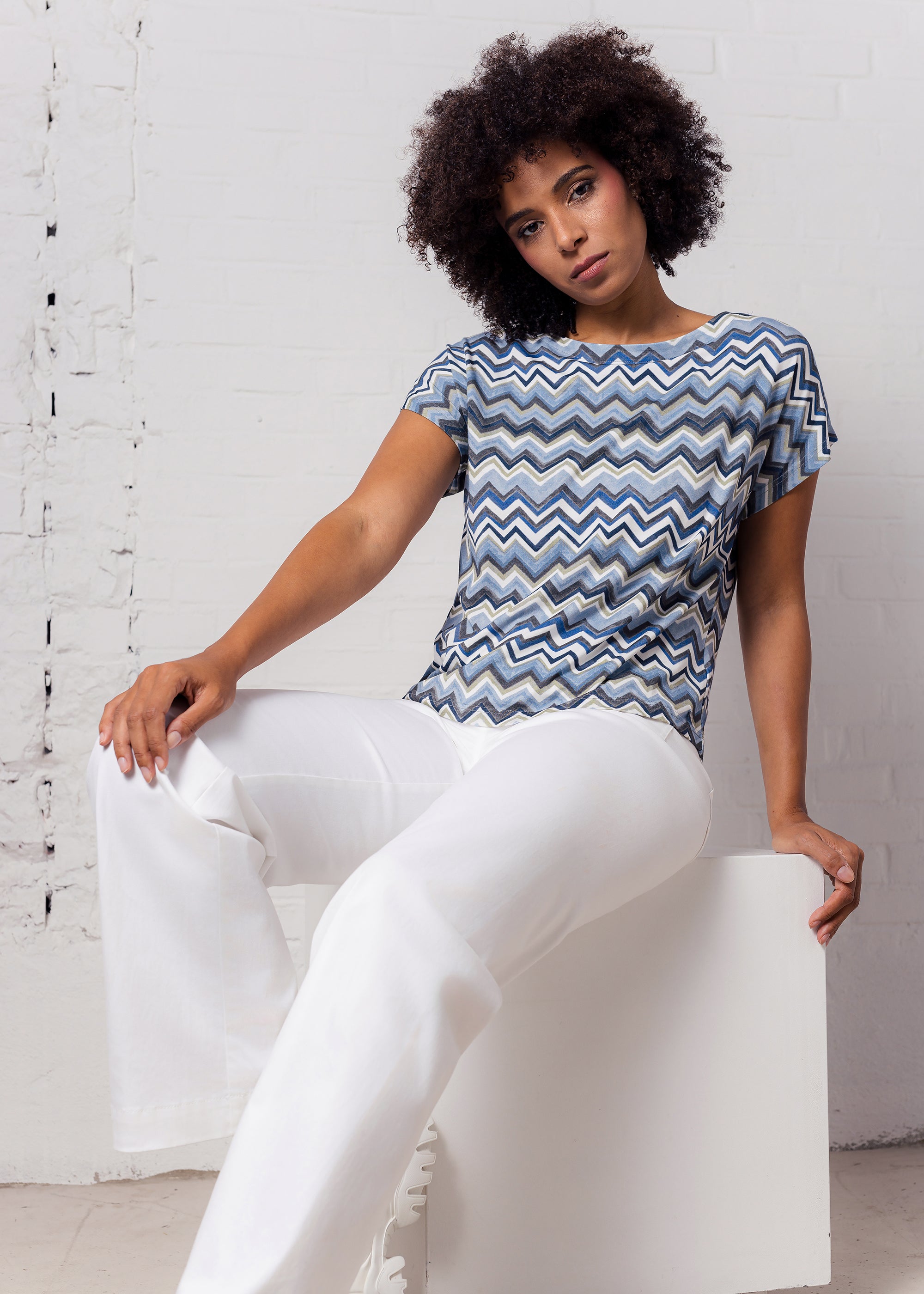 T- Shirt in mehrfarbigem Zick- Zack- Druck aus Viskose- Mix