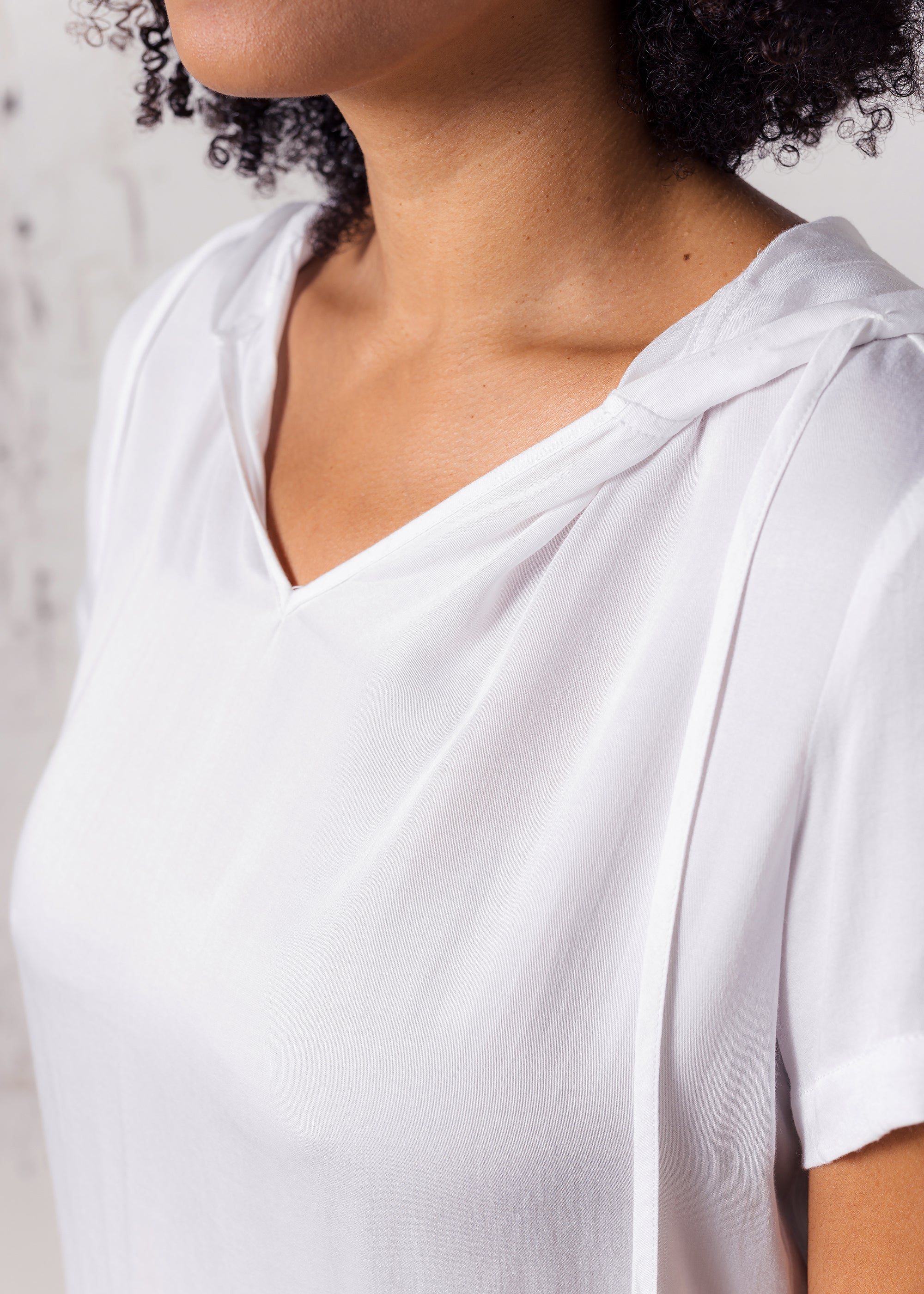 Short-sleeved hoodie made of thin viscose