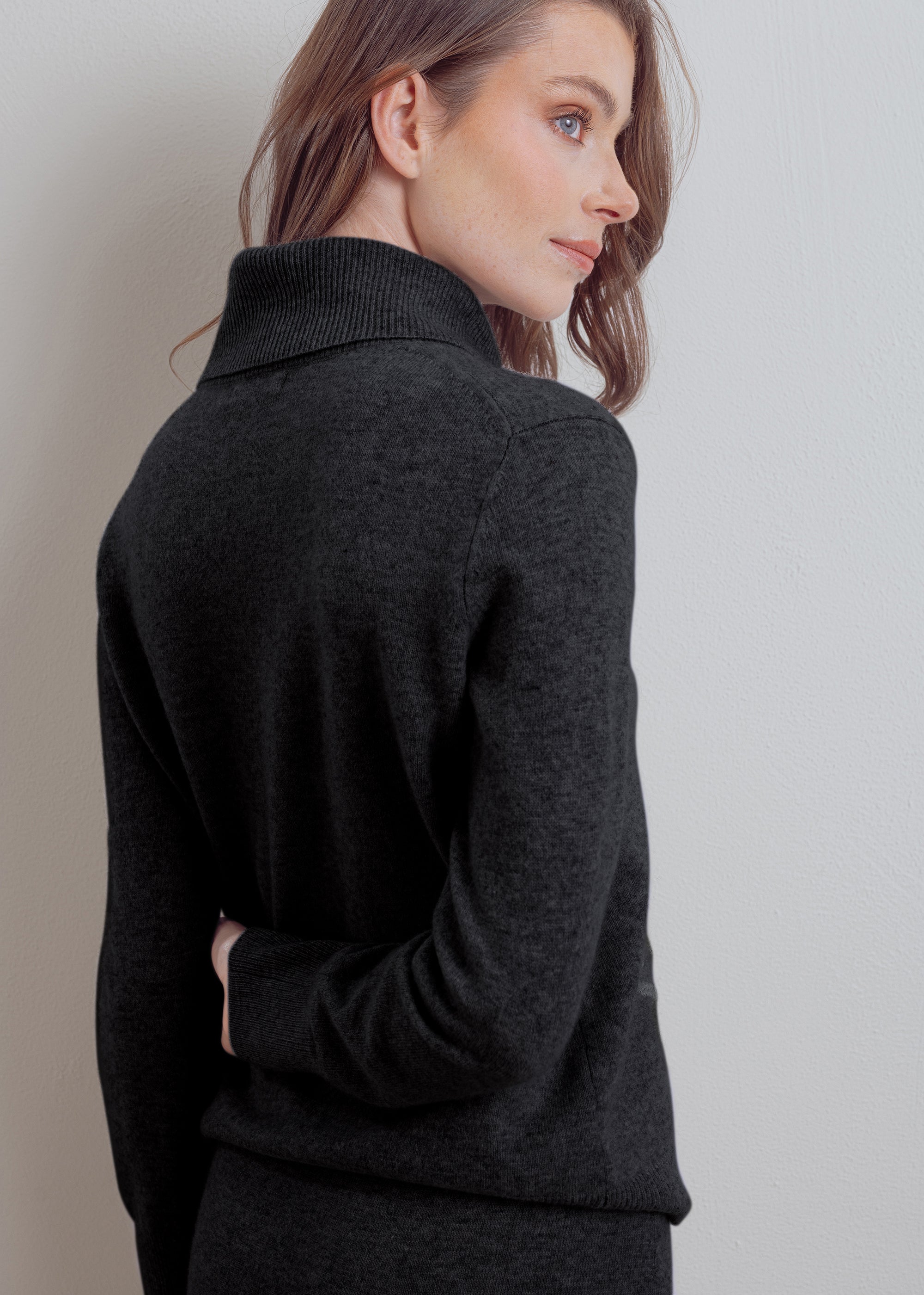Rollkragenpullover aus reiner Wolle mit floraler Stickerei