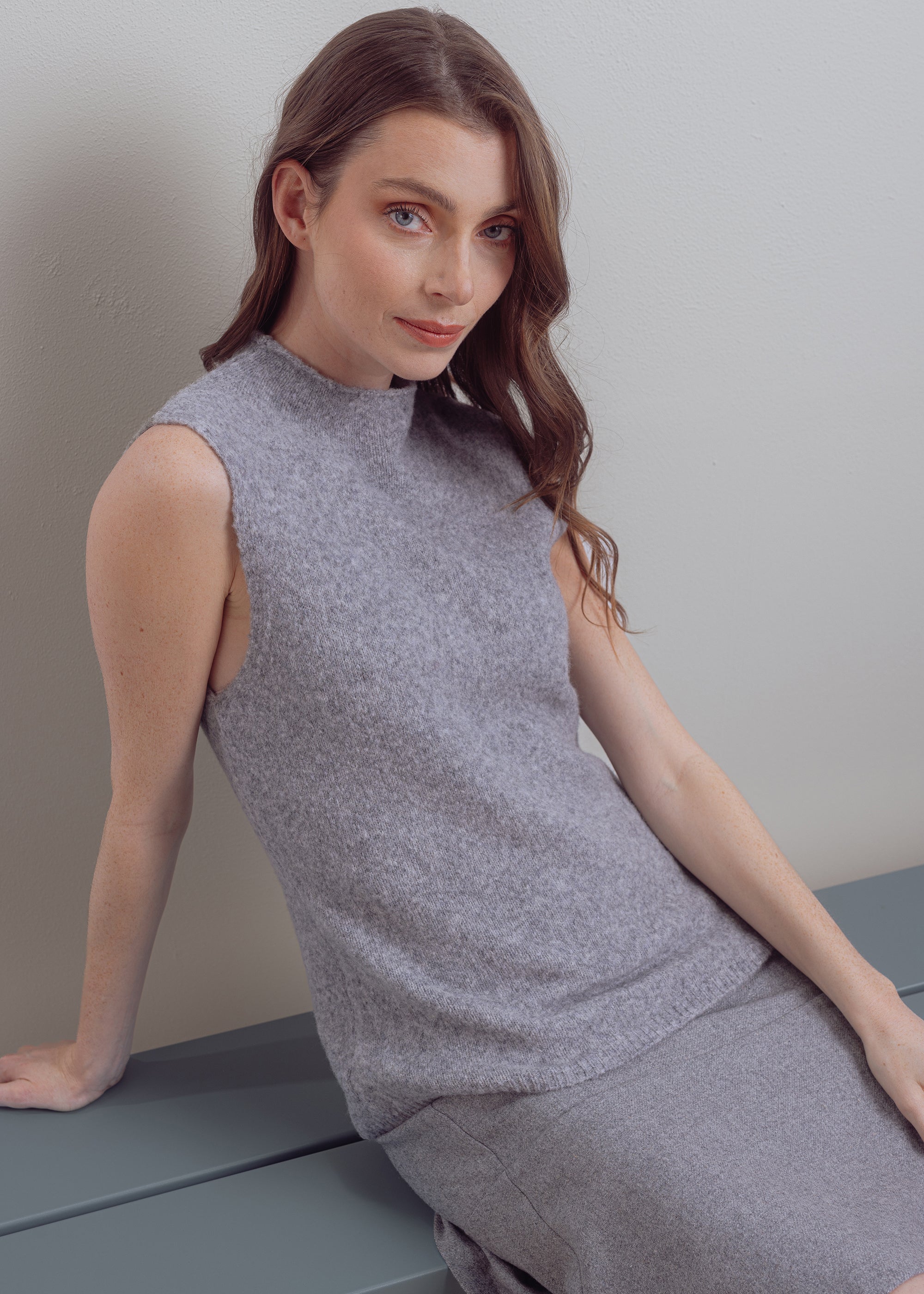 Sleeveless stand-up collar sweater made of wool-yak mix