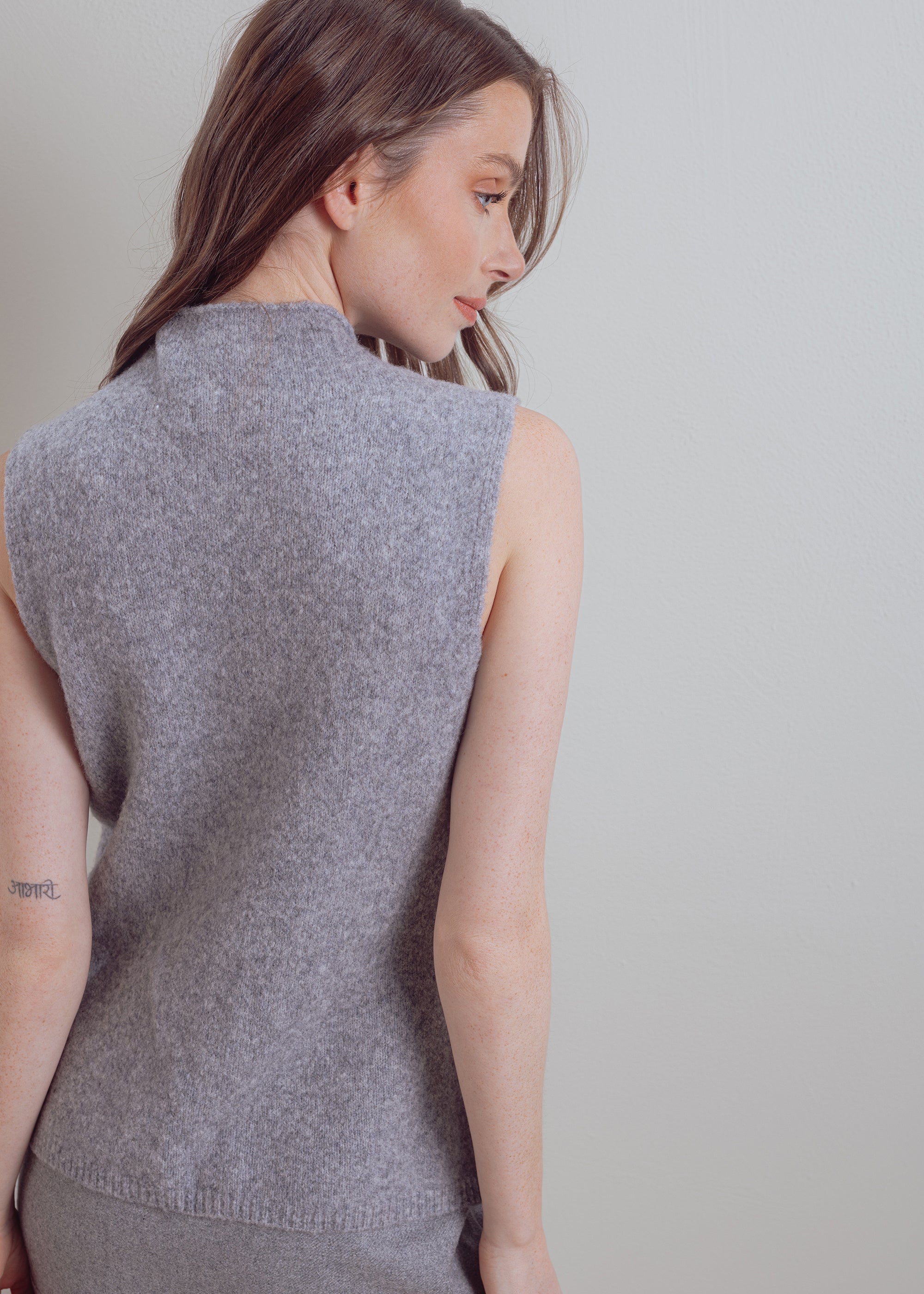 Sleeveless stand-up collar sweater made of wool-yak mix