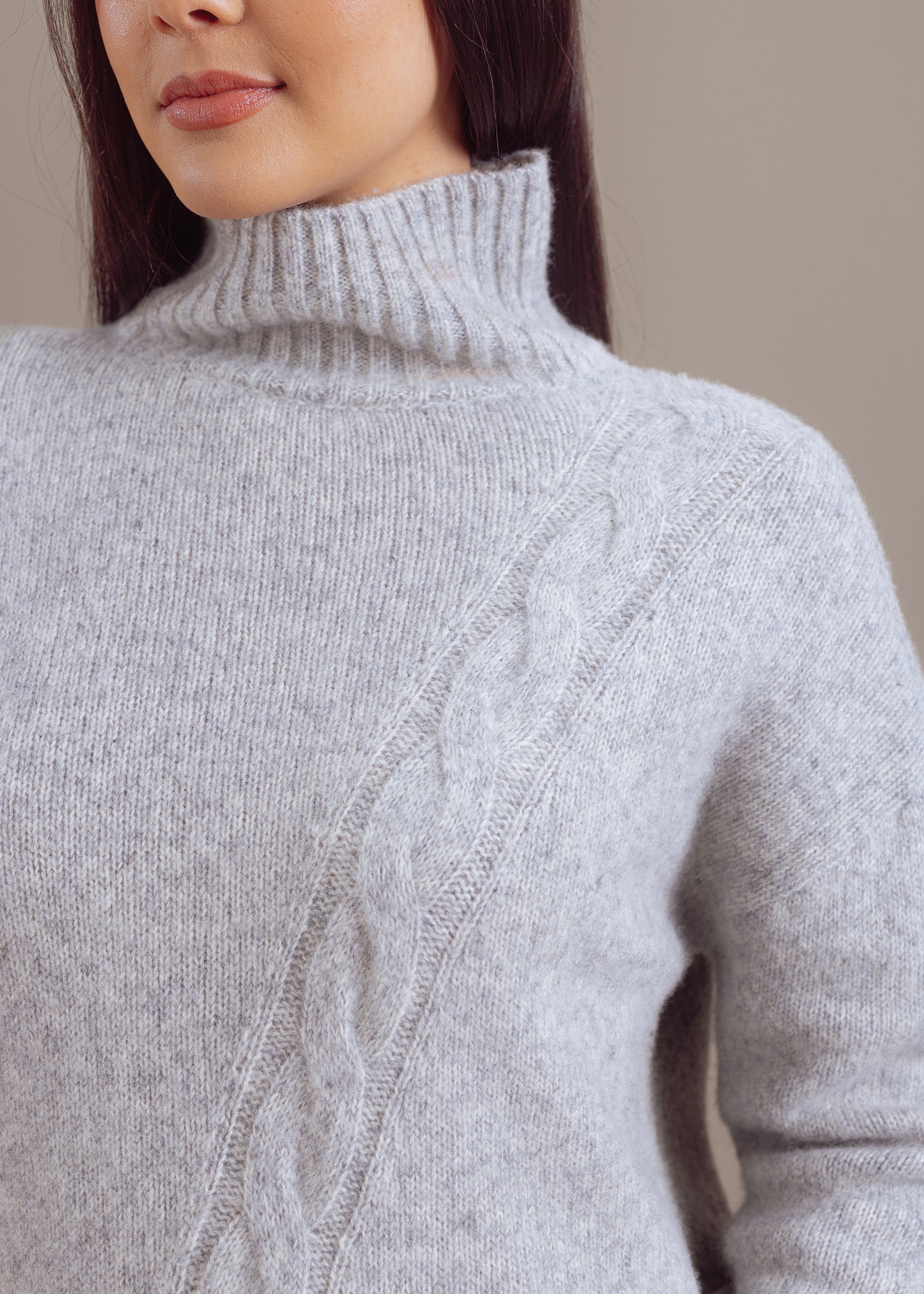 Zopfmuster-Pullover mit Rollkragen aus Wolle-Baumwoll-Mix