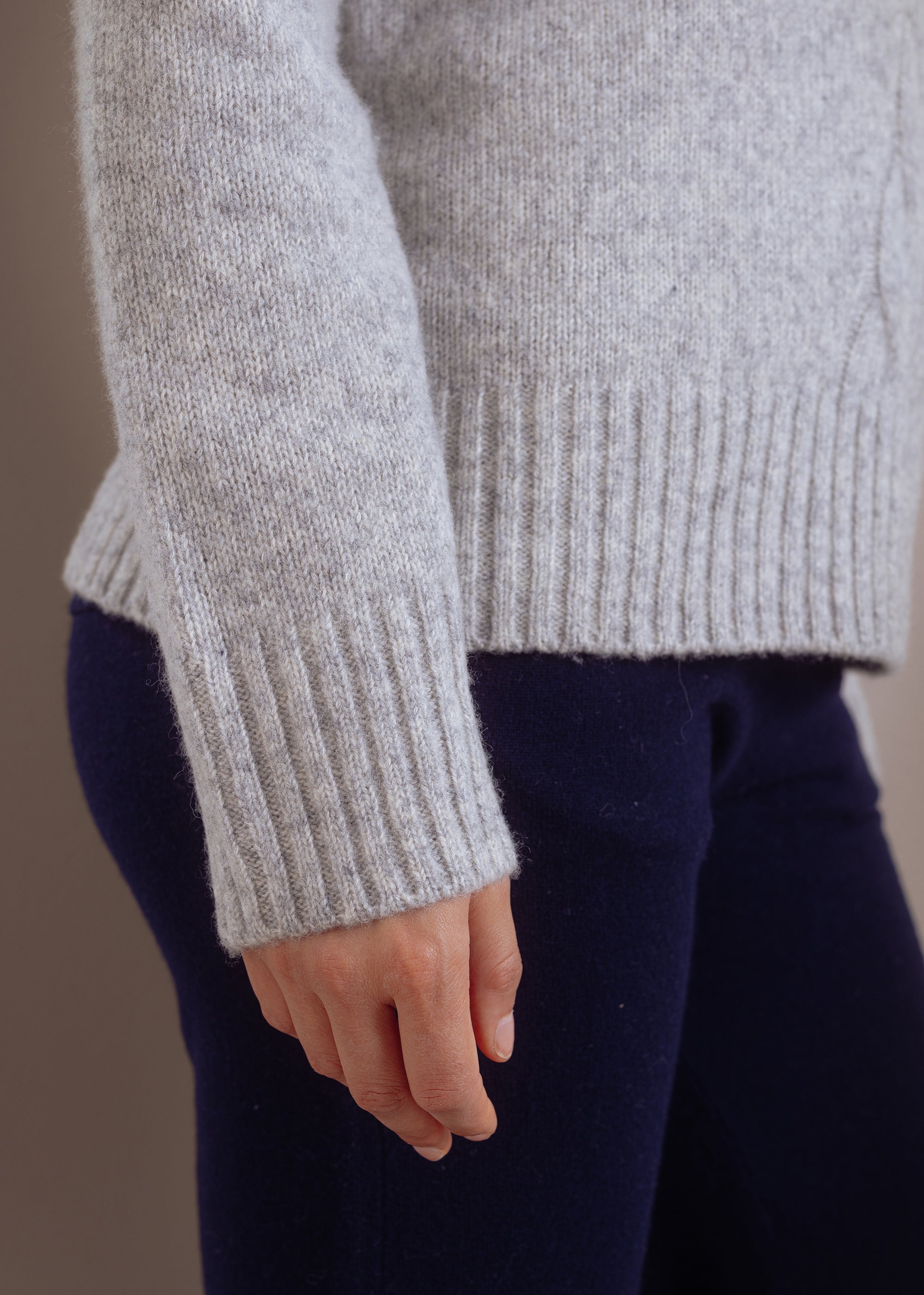 Zopfmuster-Pullover mit Rollkragen aus Wolle-Baumwoll-Mix