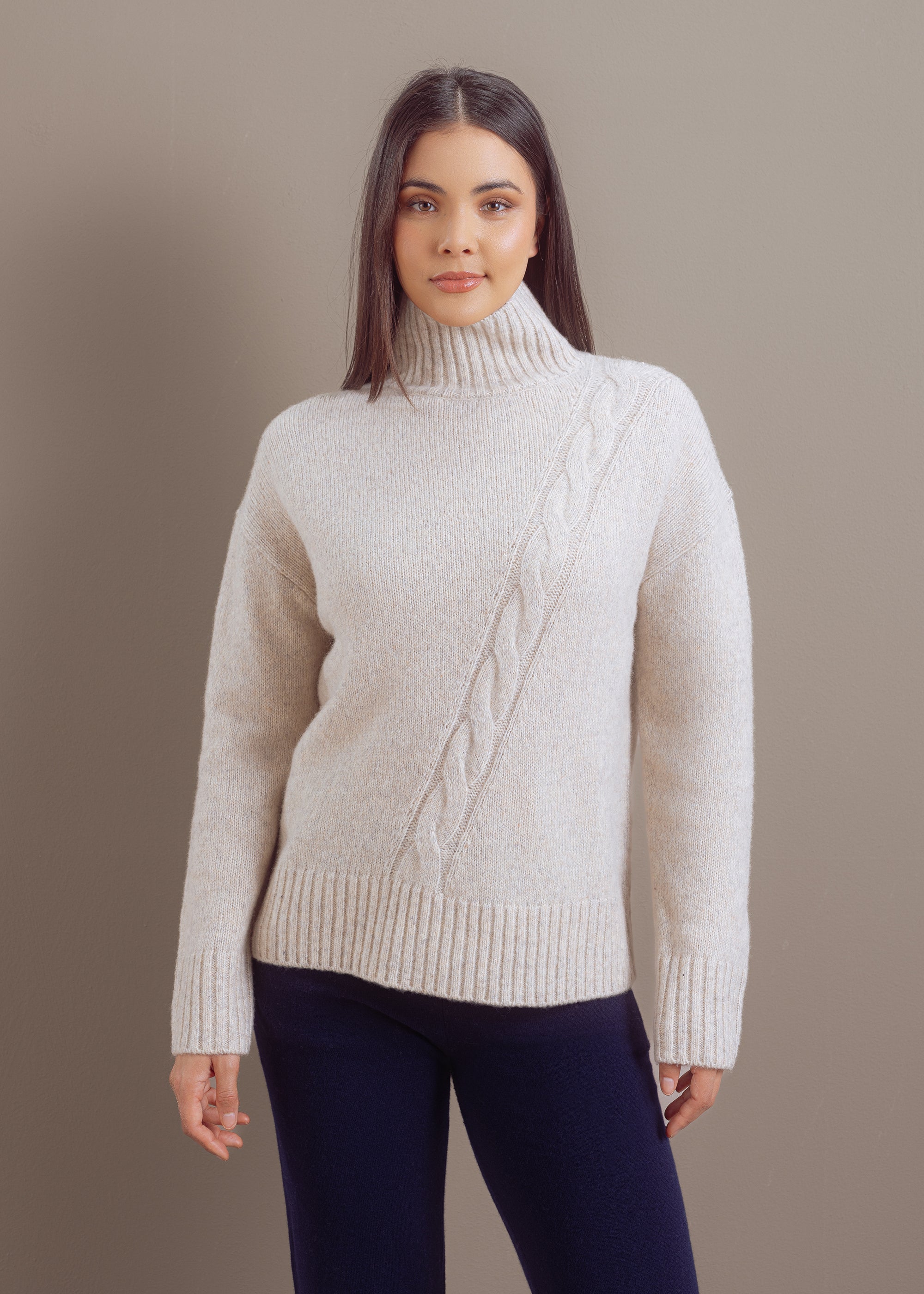 Zopfmuster-Pullover mit Rollkragen aus Wolle-Baumwoll-Mix