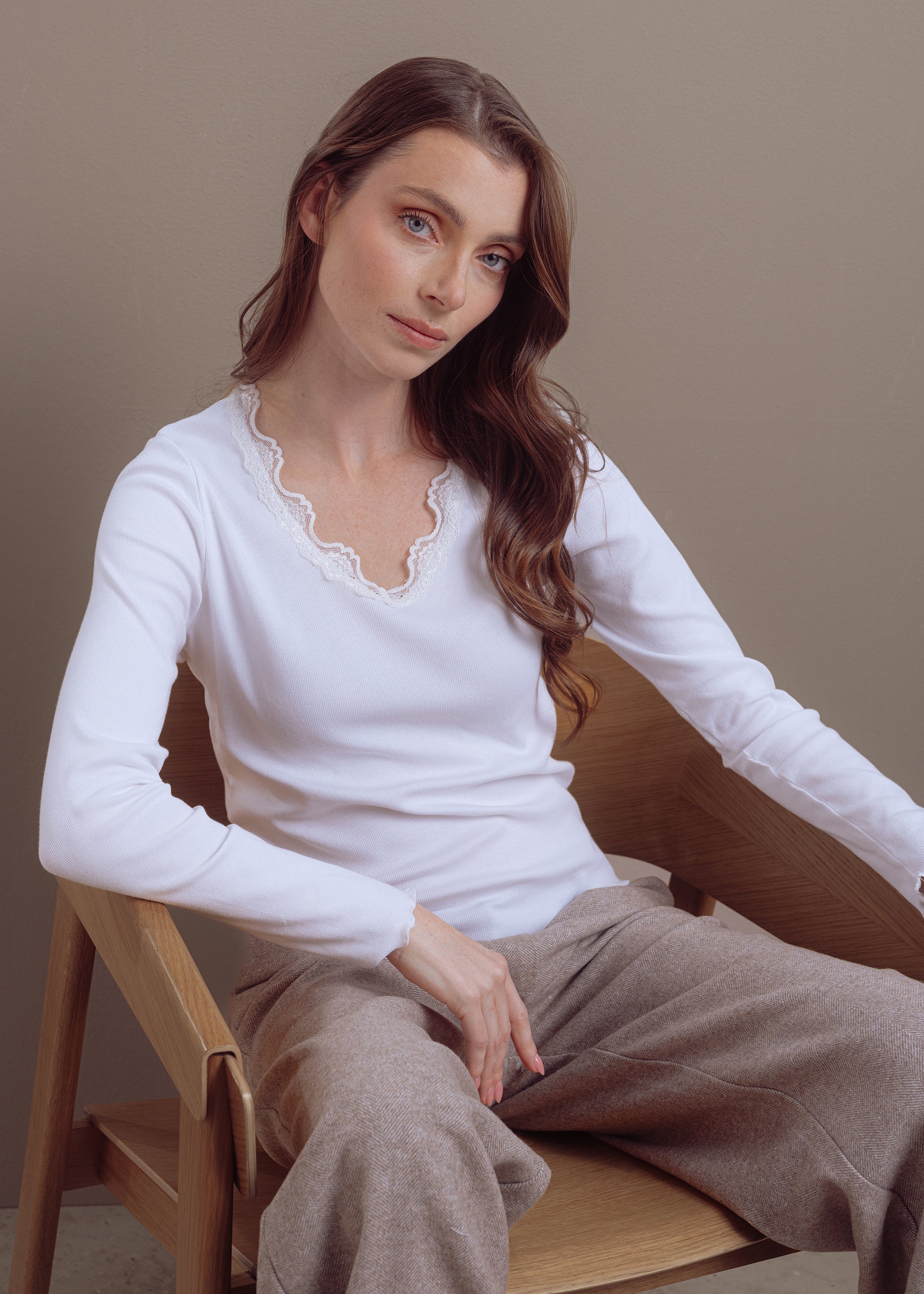 Ripp-Shirt mit Spitze aus veganem Baumwollmix