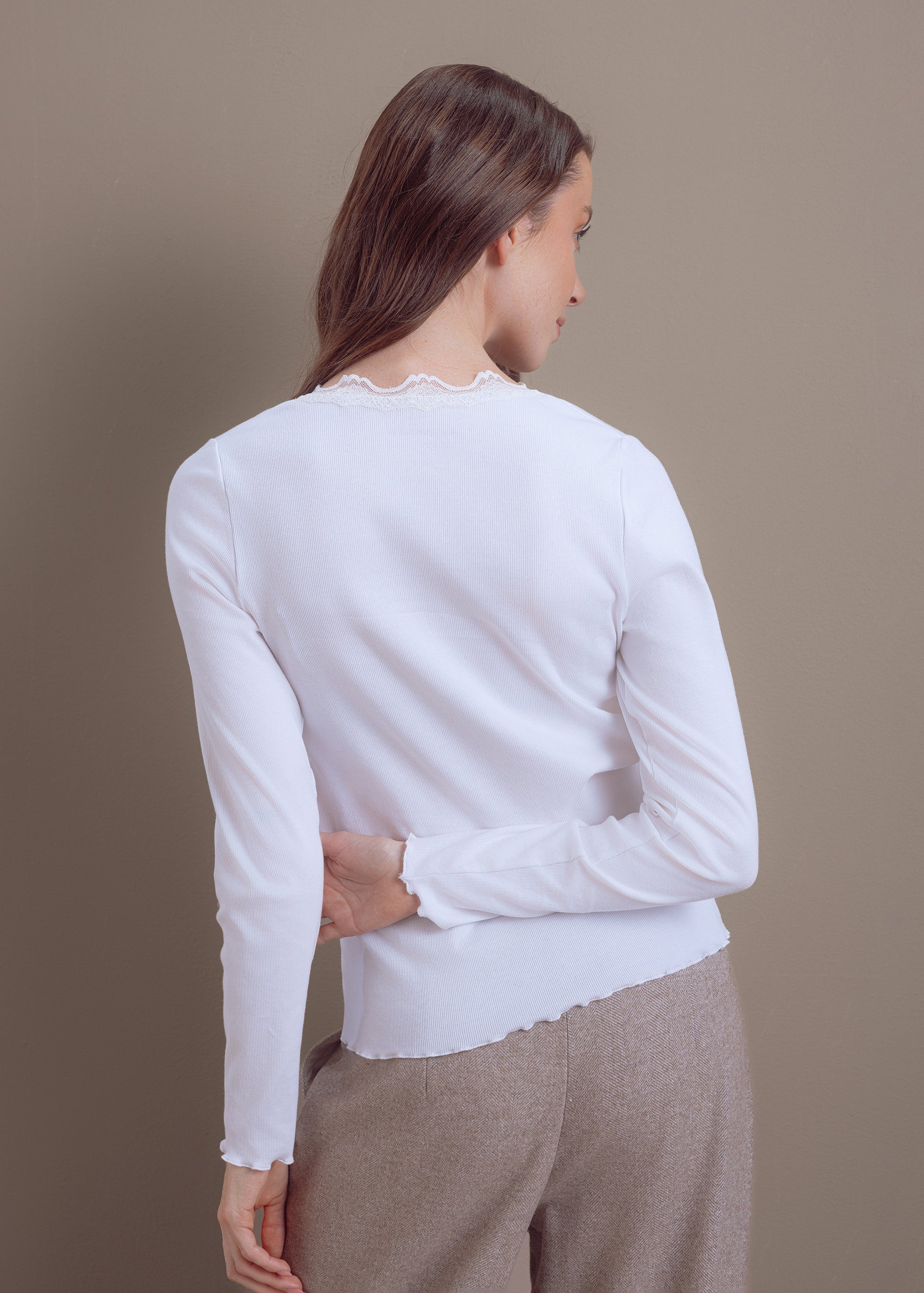 Ripp-Shirt mit Spitze aus veganem Baumwollmix