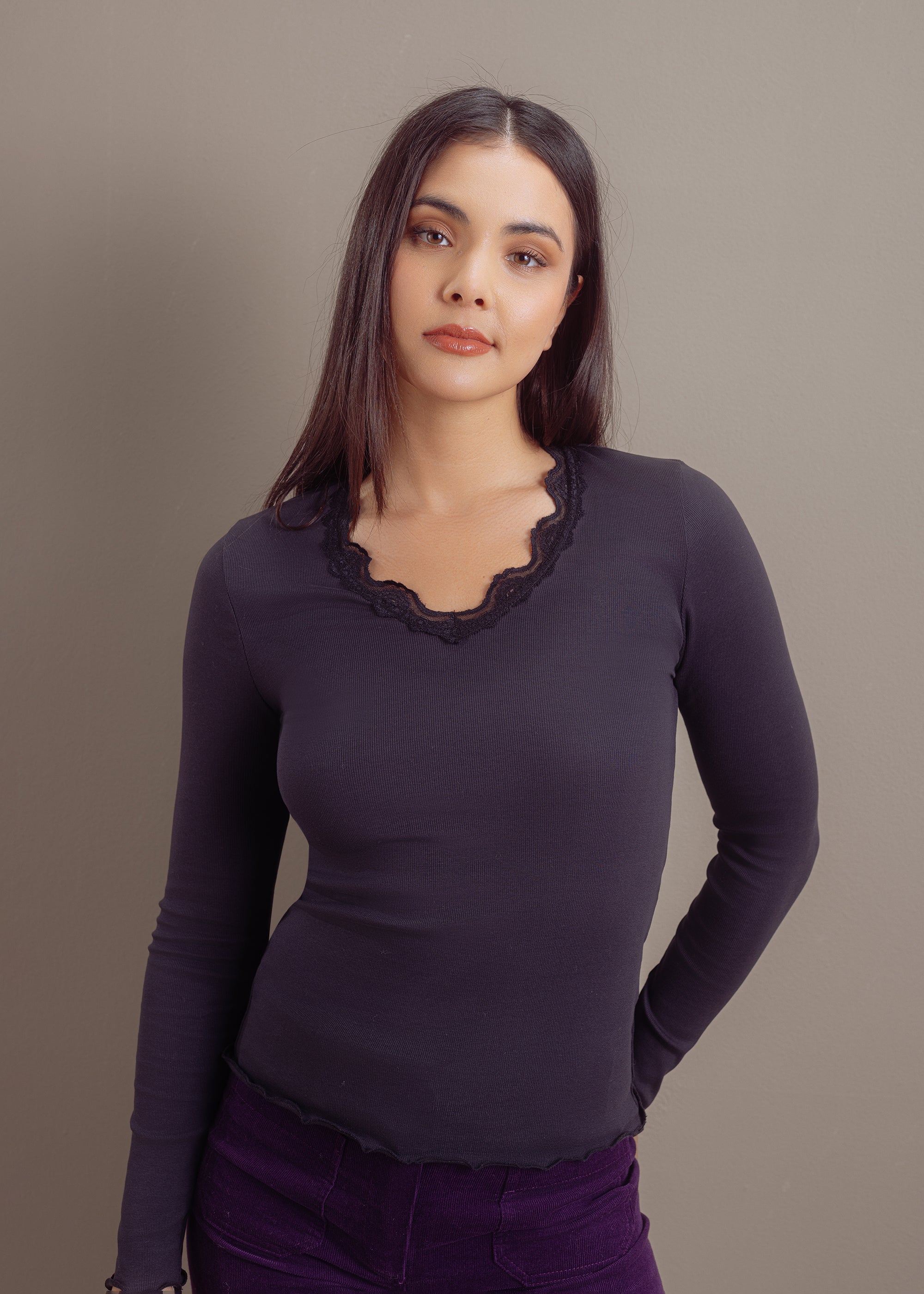 Ripp-Shirt mit Spitze aus veganem Baumwollmix