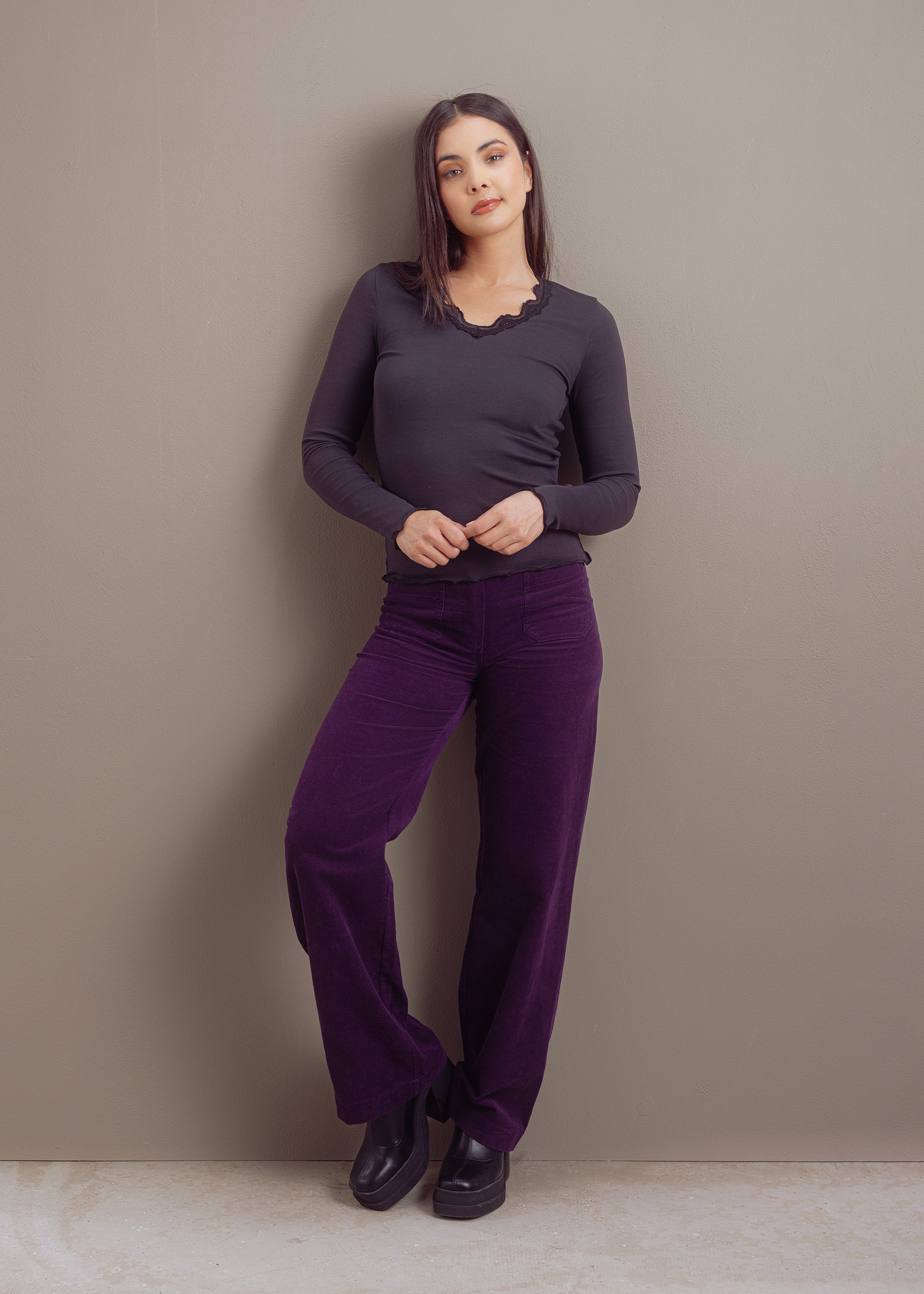 Ripp-Shirt mit Spitze aus veganem Baumwollmix