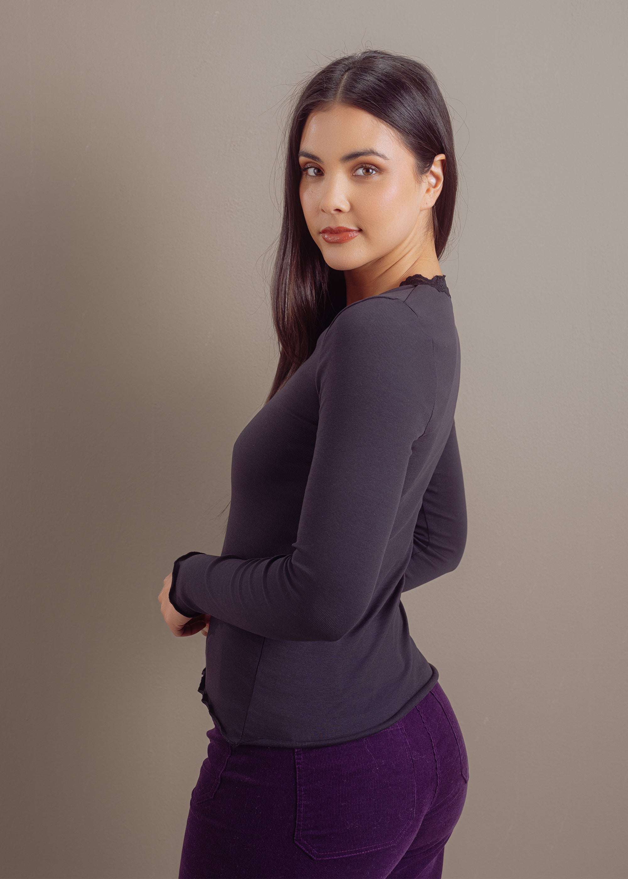 Ripp-Shirt mit Spitze aus veganem Baumwollmix