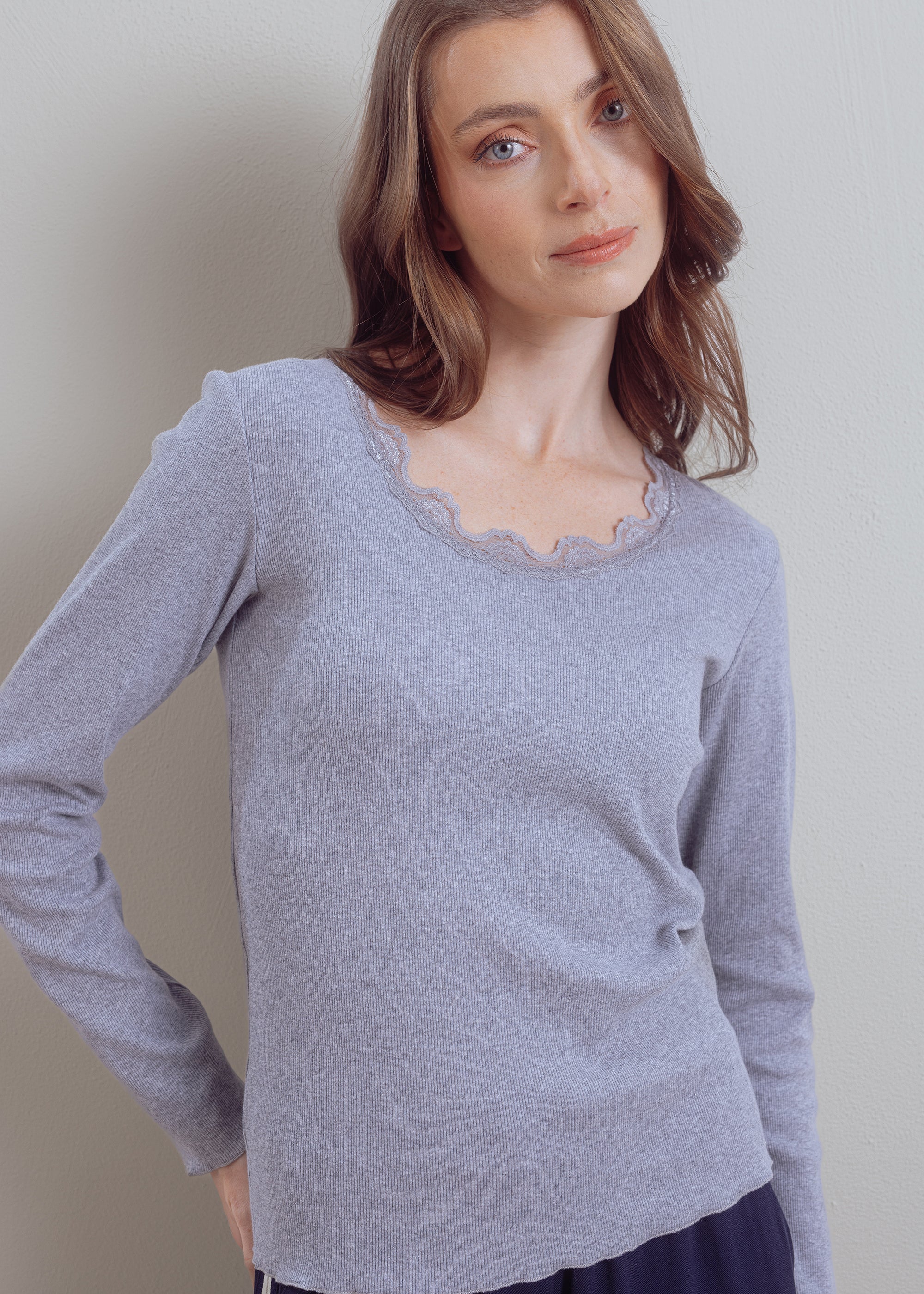 Ripp-Shirt mit Spitze aus veganem Baumwollmix