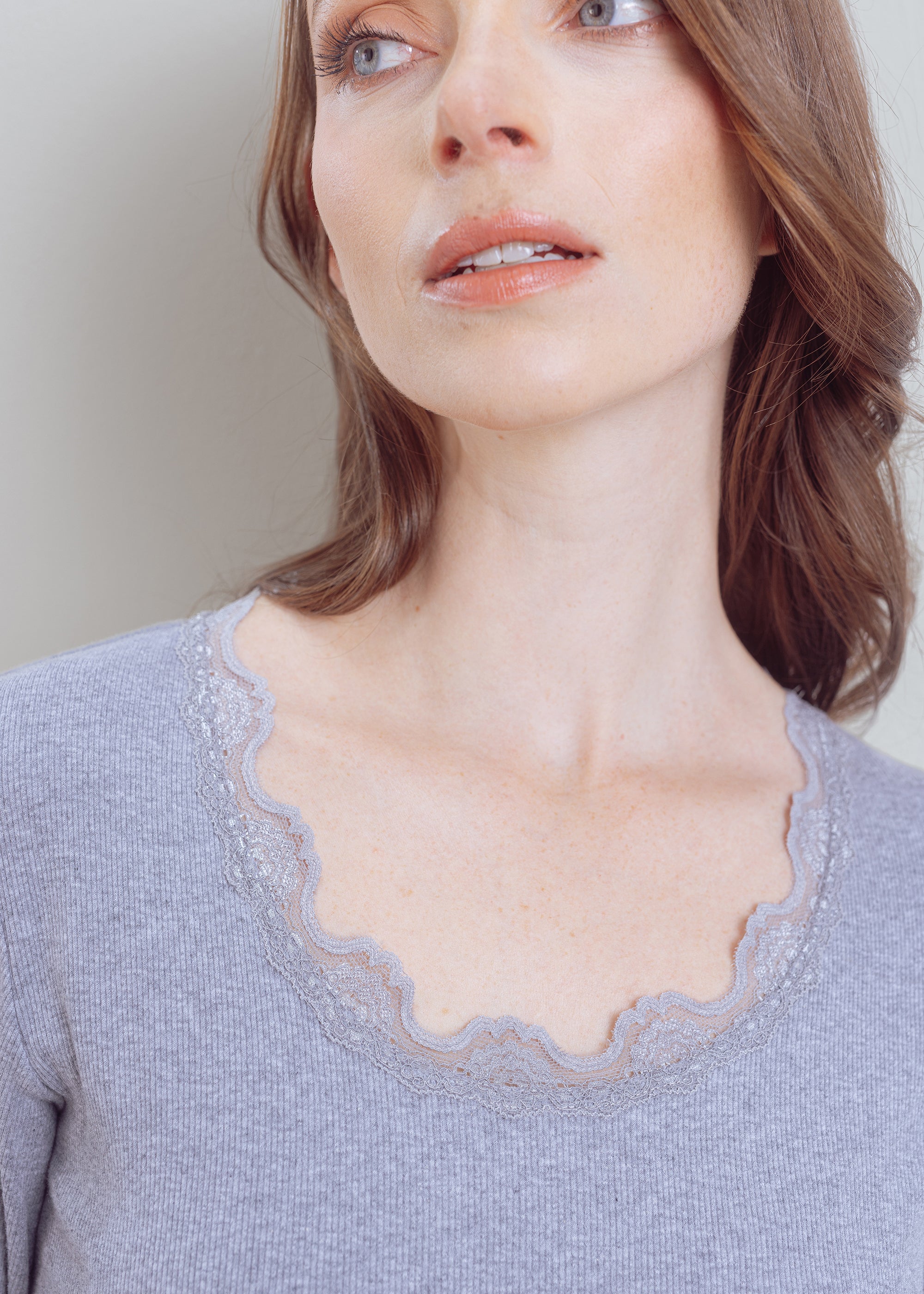 Ripp-Shirt mit Spitze aus veganem Baumwollmix