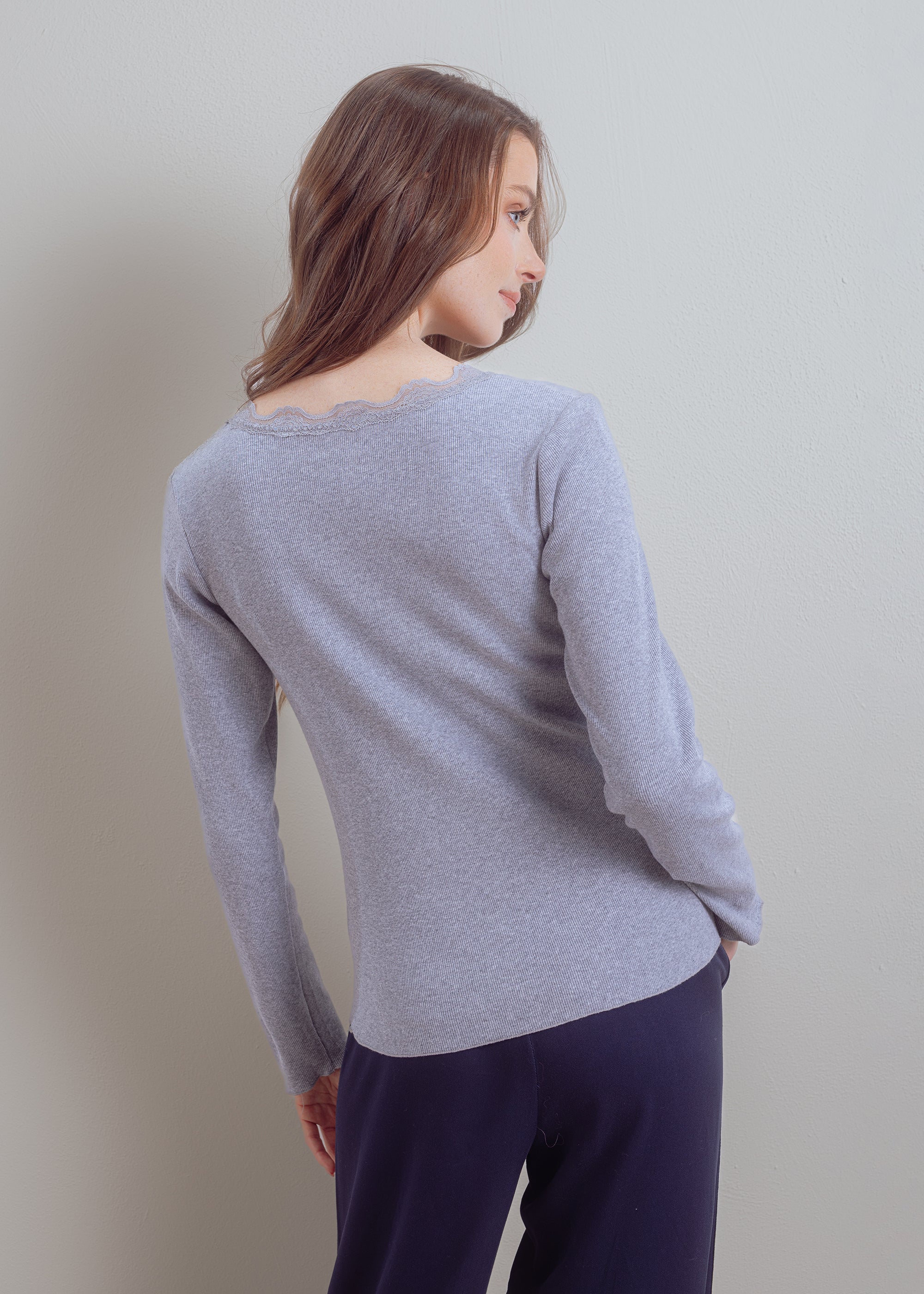 Ripp-Shirt mit Spitze aus veganem Baumwollmix