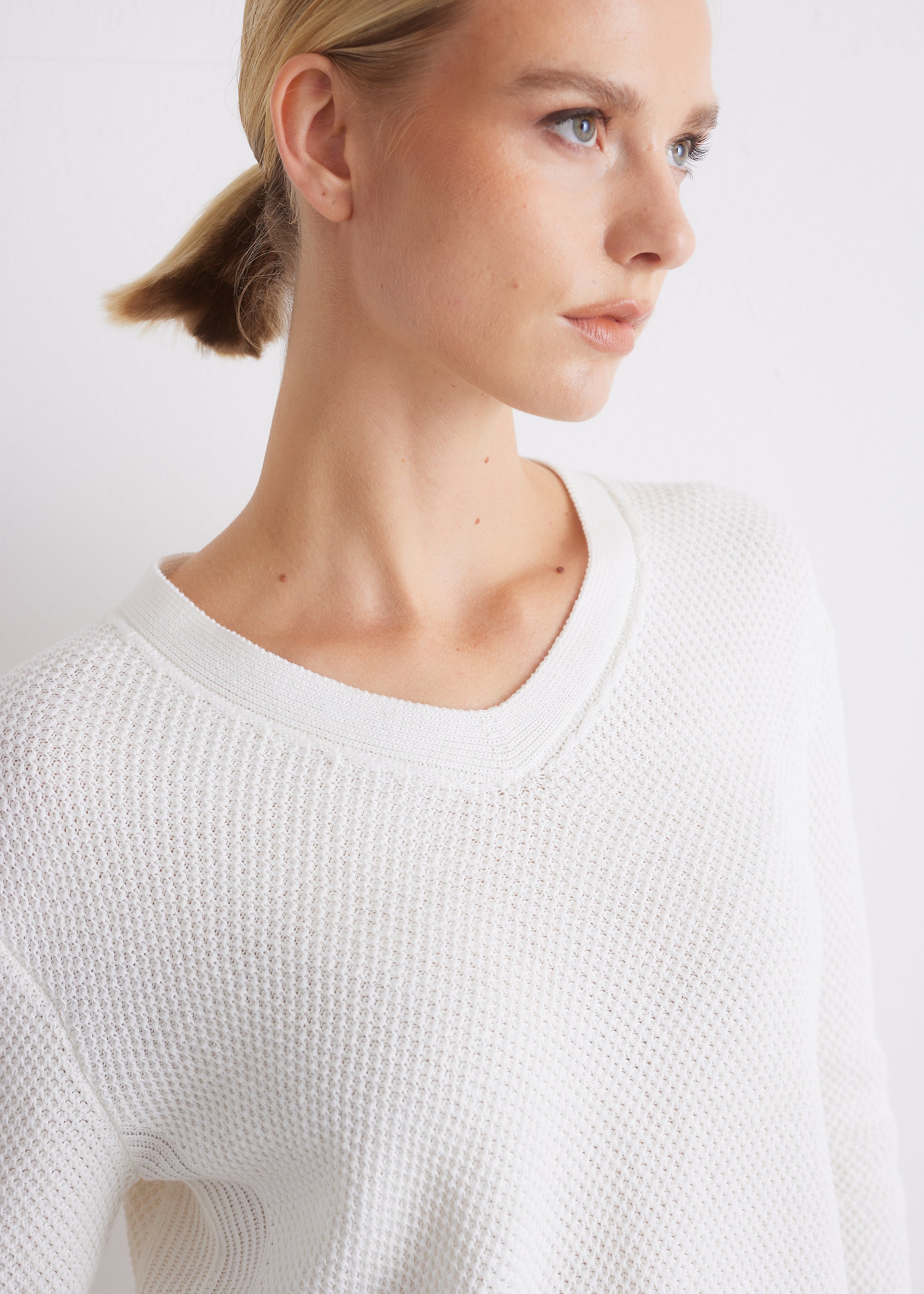 Strukturierter Baumwollpullover mit V-Ausschnitt