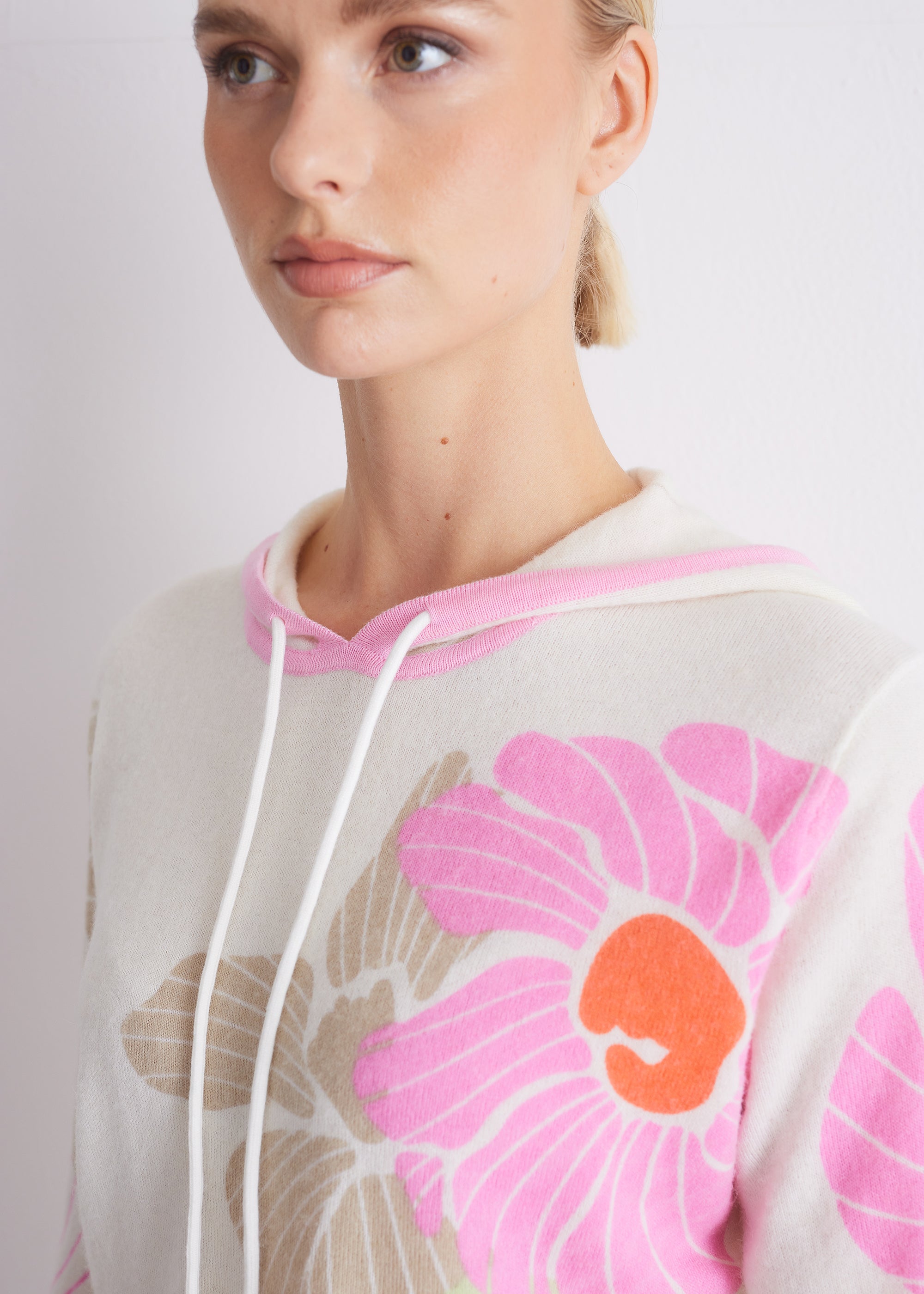 Strickpullover mit Kapuze und Print