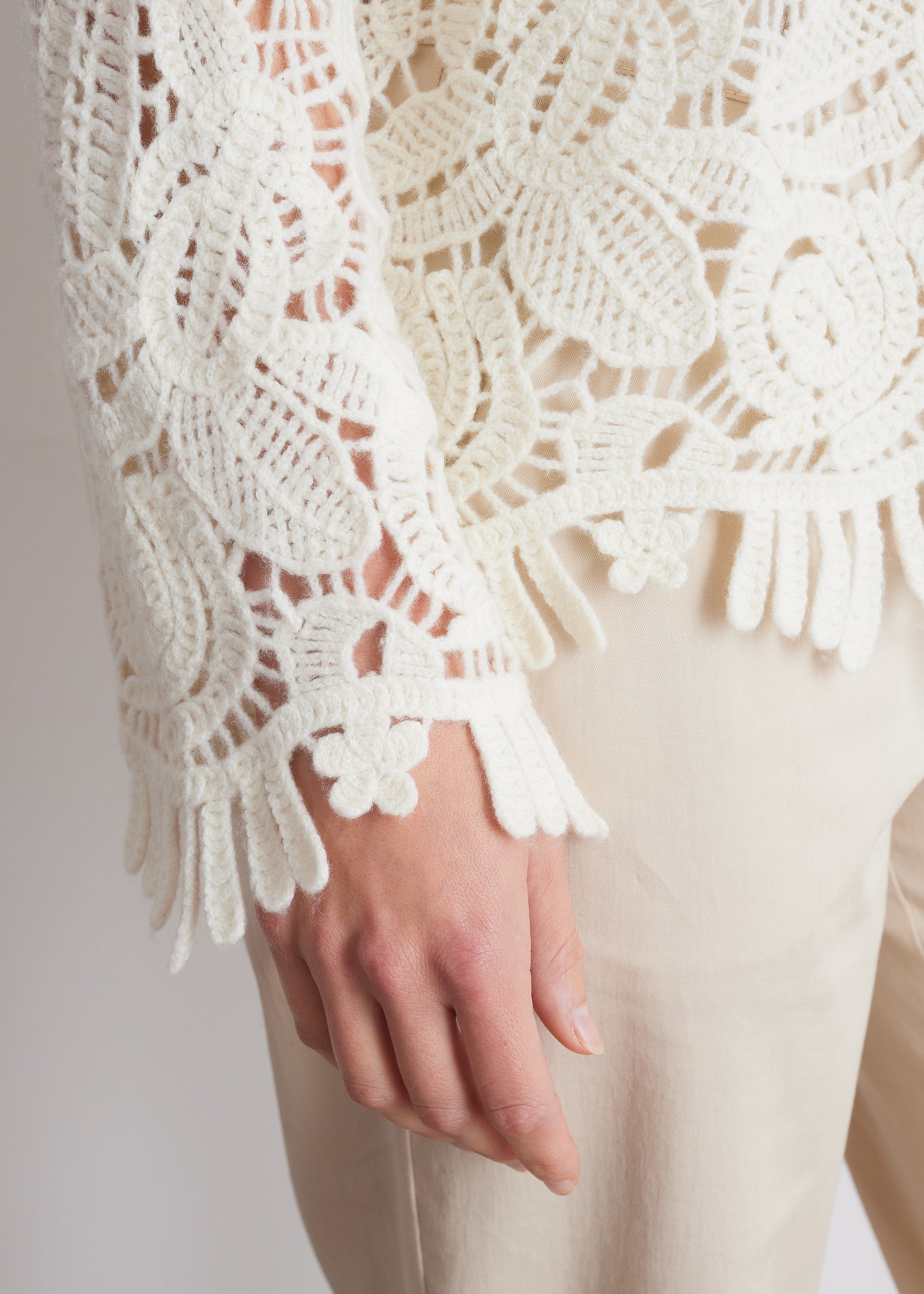 Floraler Lochstrickpullover aus Wolle