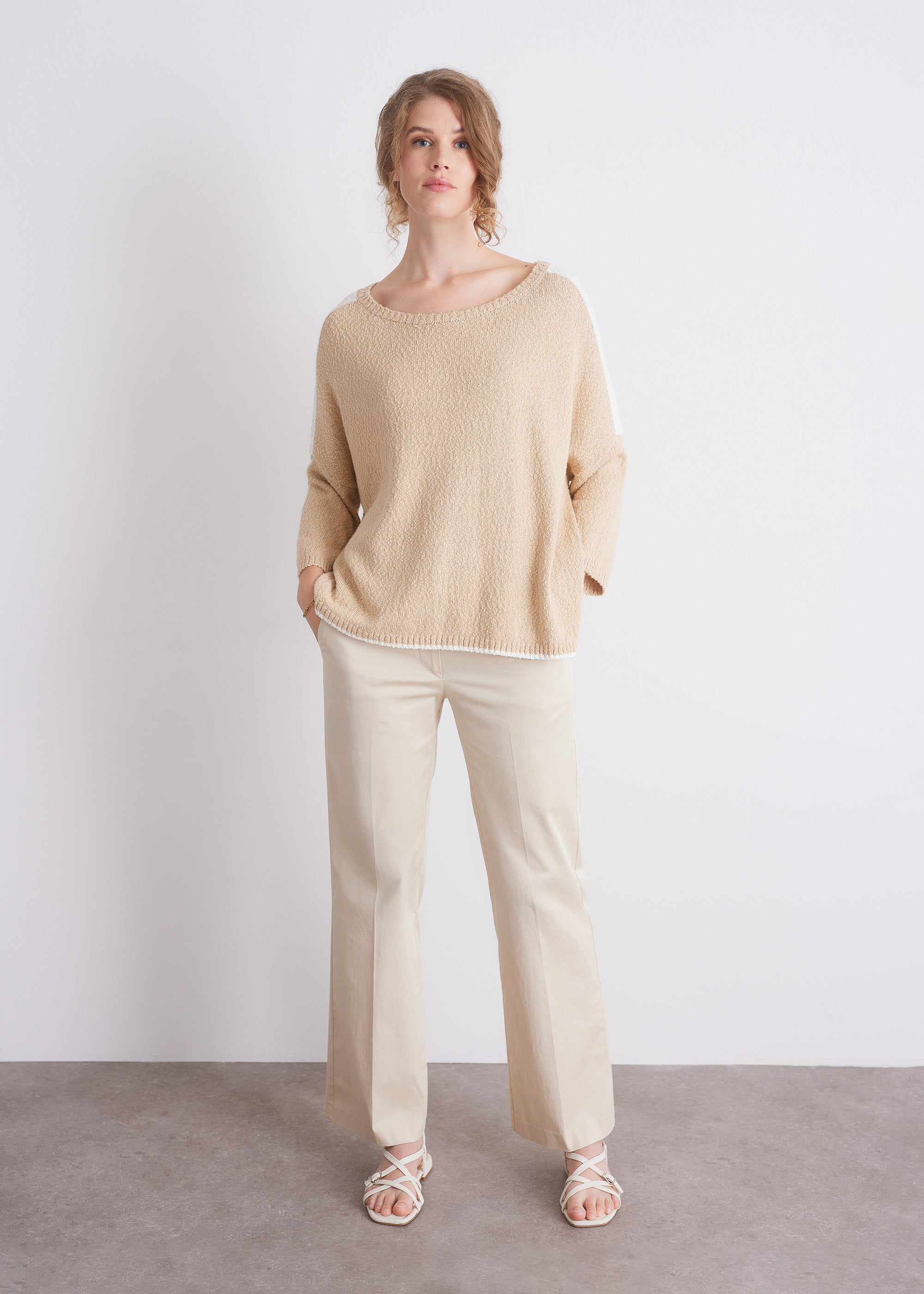 Baumwollpullover mit weitem Rundhalsausschnitt