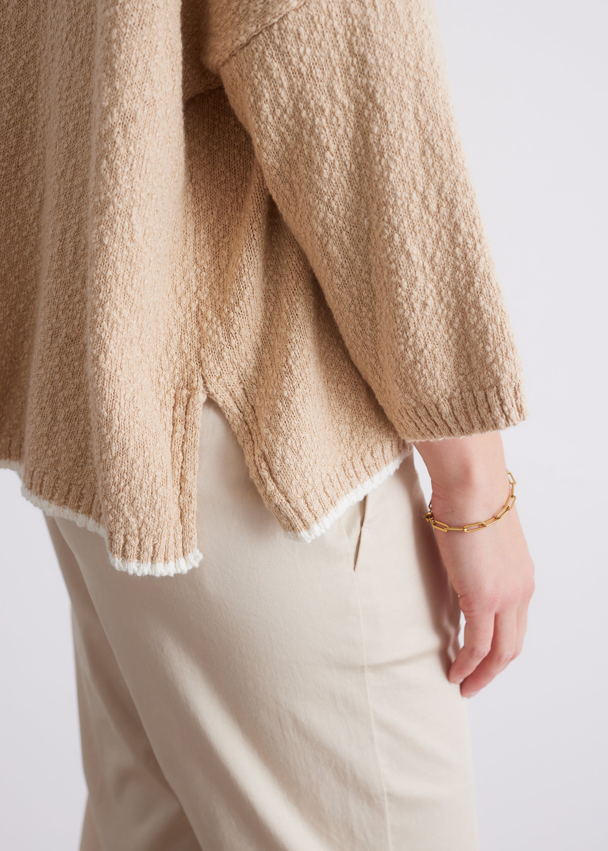 Baumwollpullover mit weitem Rundhalsausschnitt