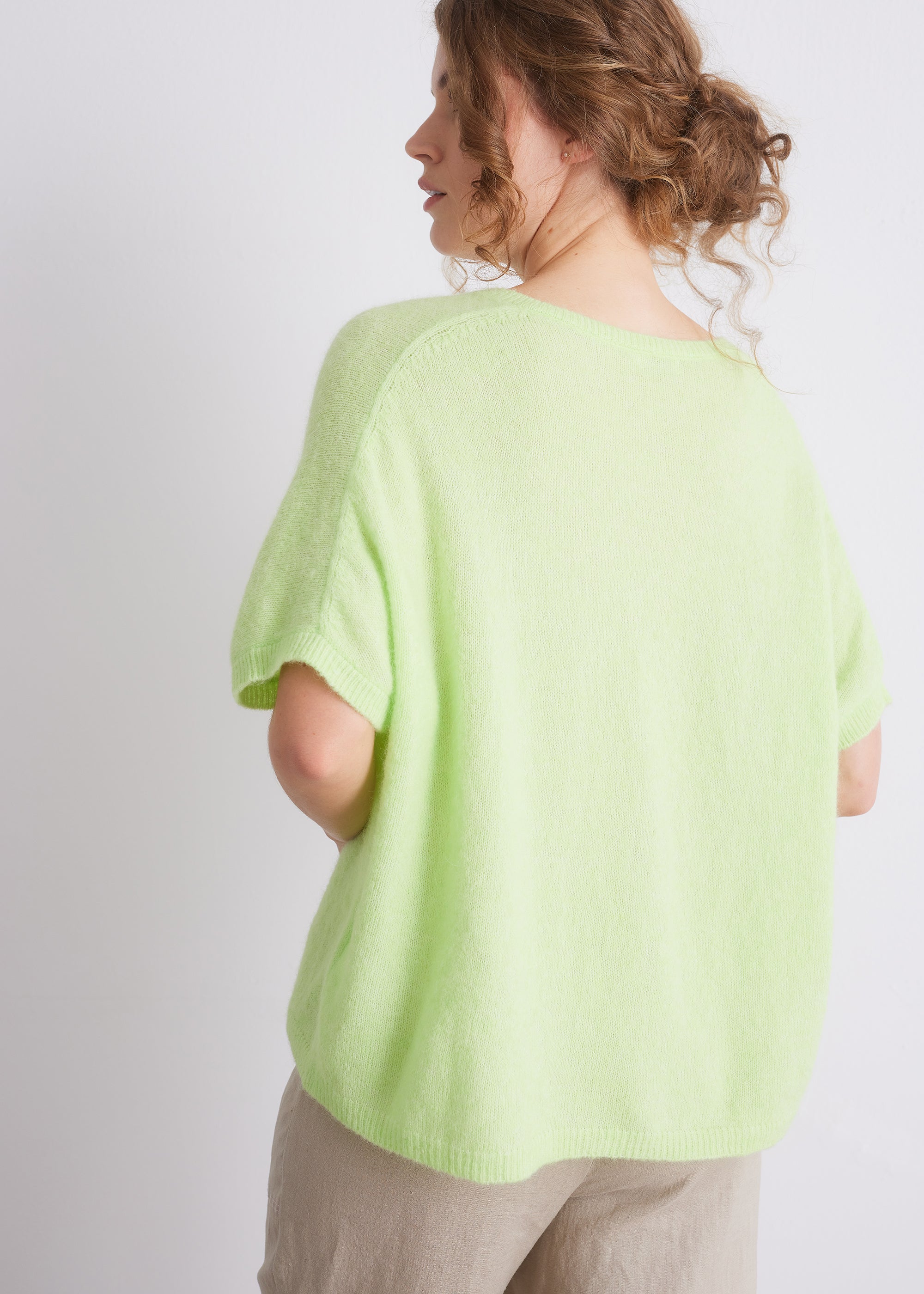 Kurzarm-Strickpullover aus Alpakamix mit V-Ausschnitt