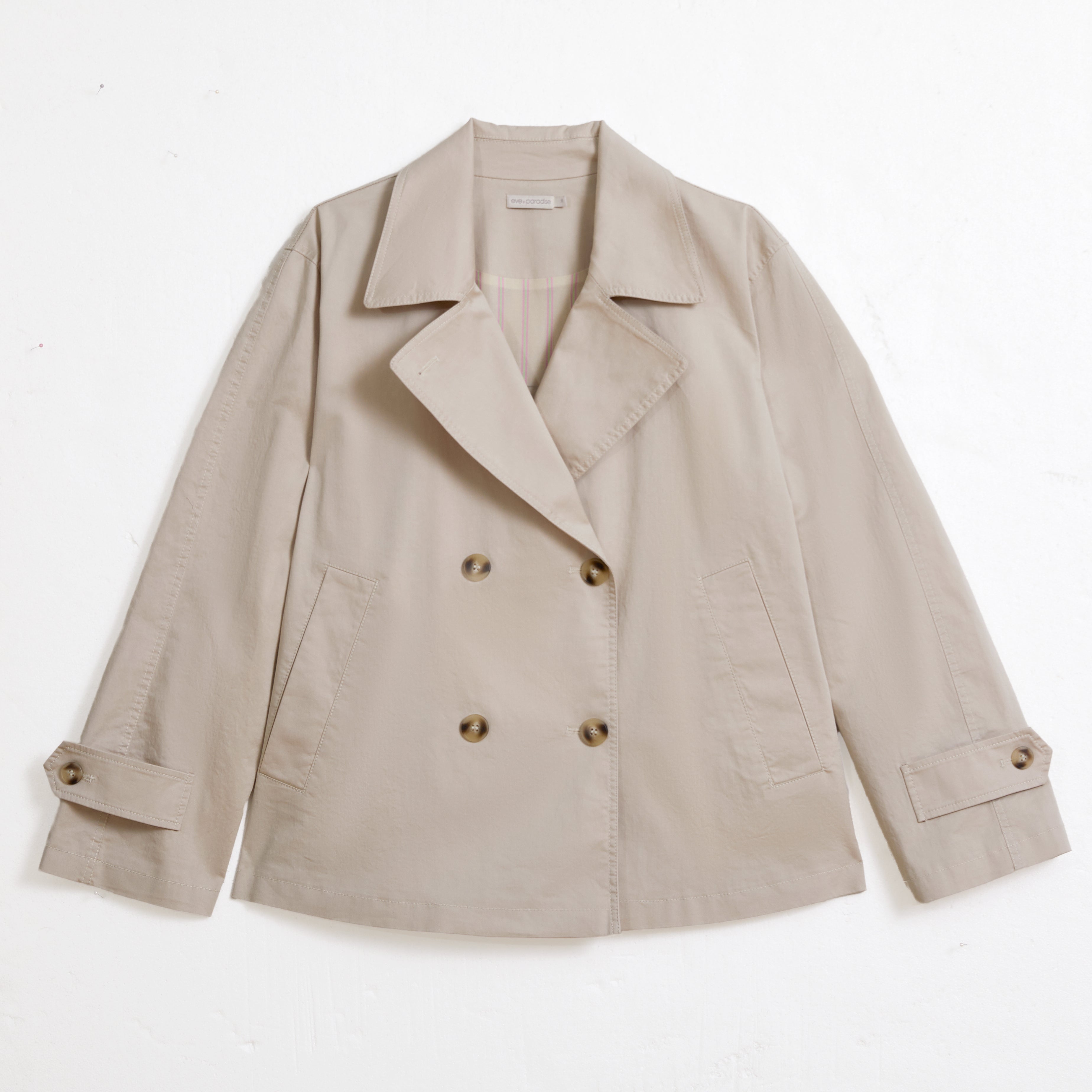 Kurztrench mit Reverskragen und Doppelknopfleiste