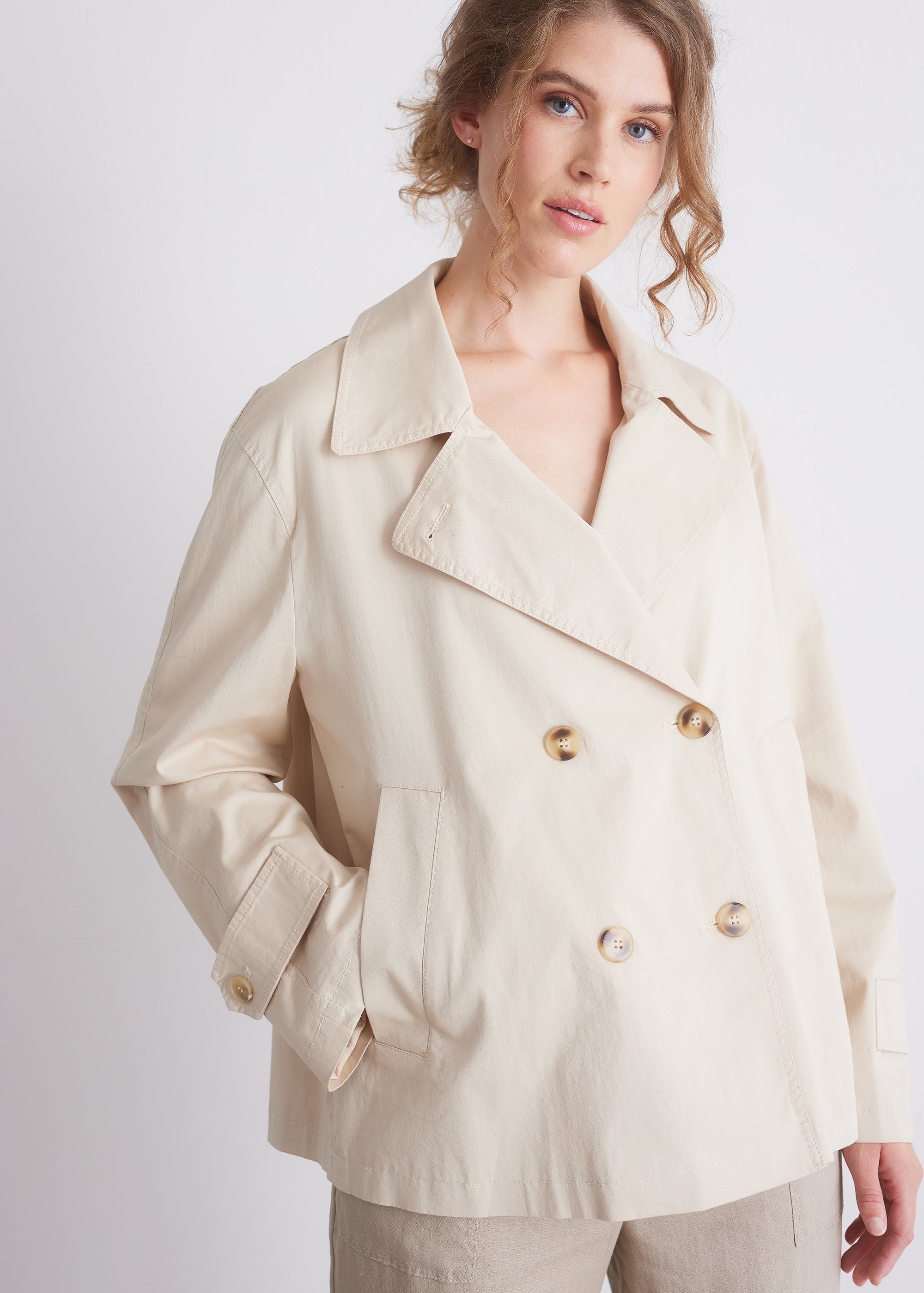 Kurztrench mit Reverskragen und Doppelknopfleiste