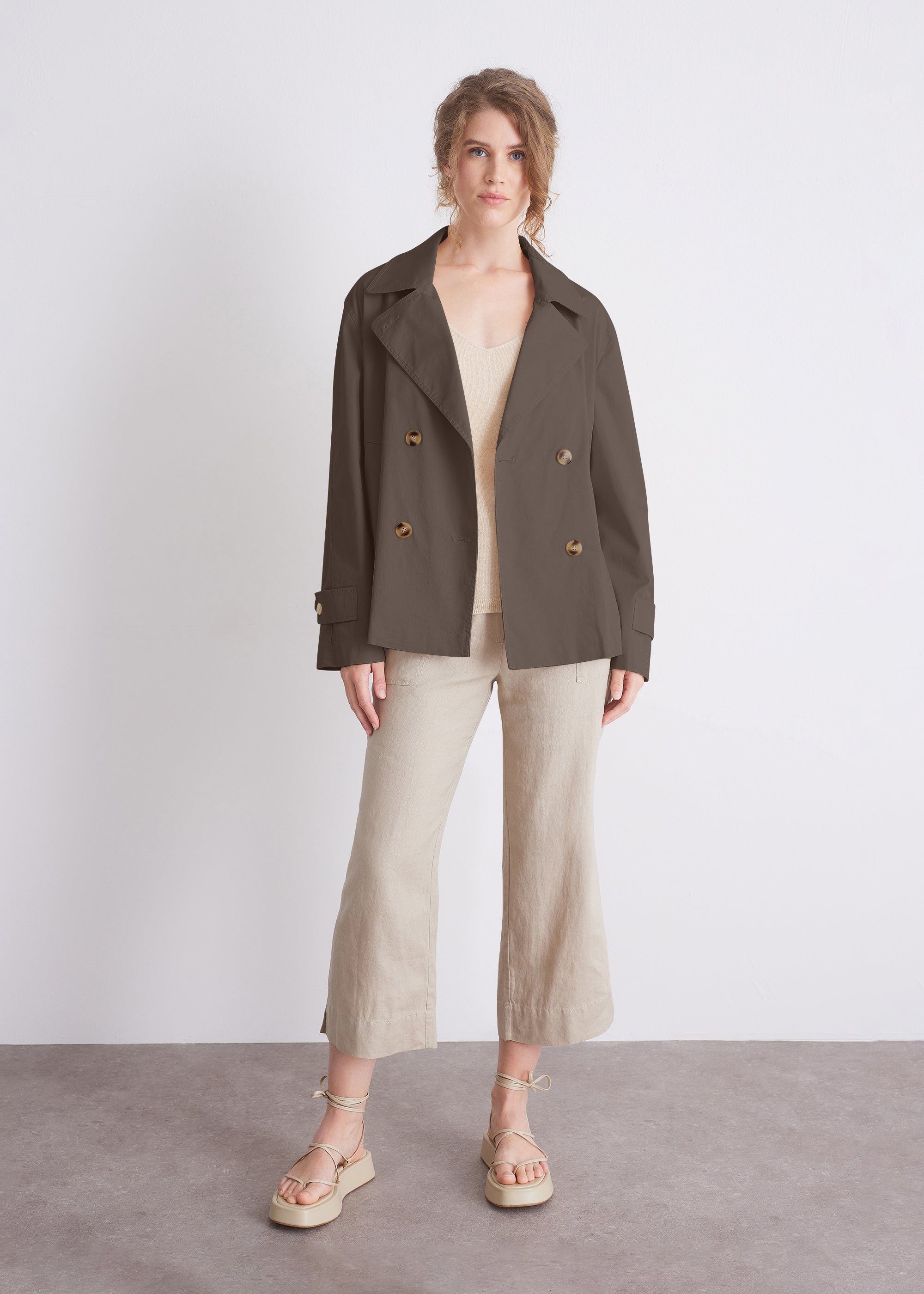 Kurztrench mit Reverskragen und Doppelknopfleiste