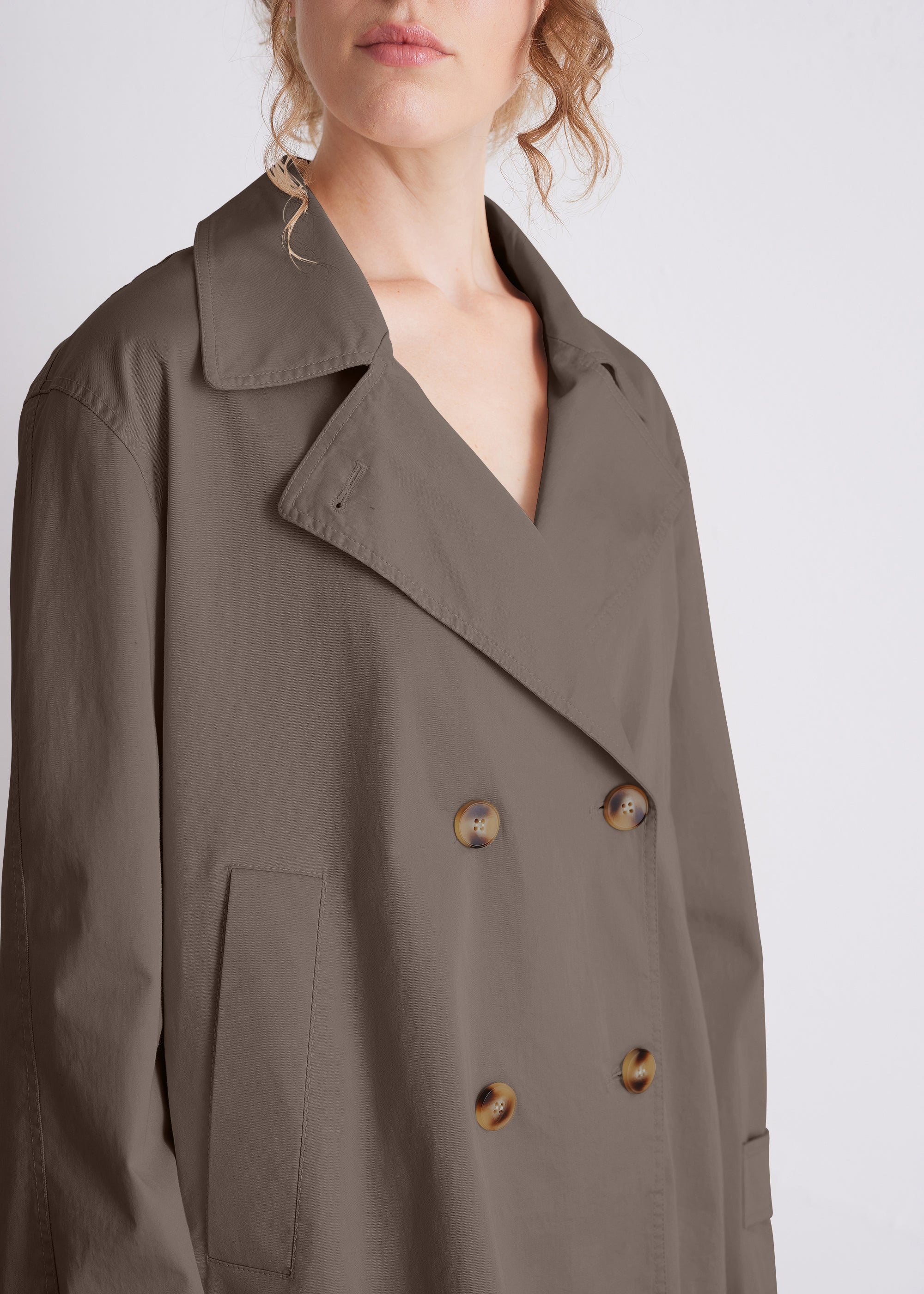 Kurztrench mit Reverskragen und Doppelknopfleiste