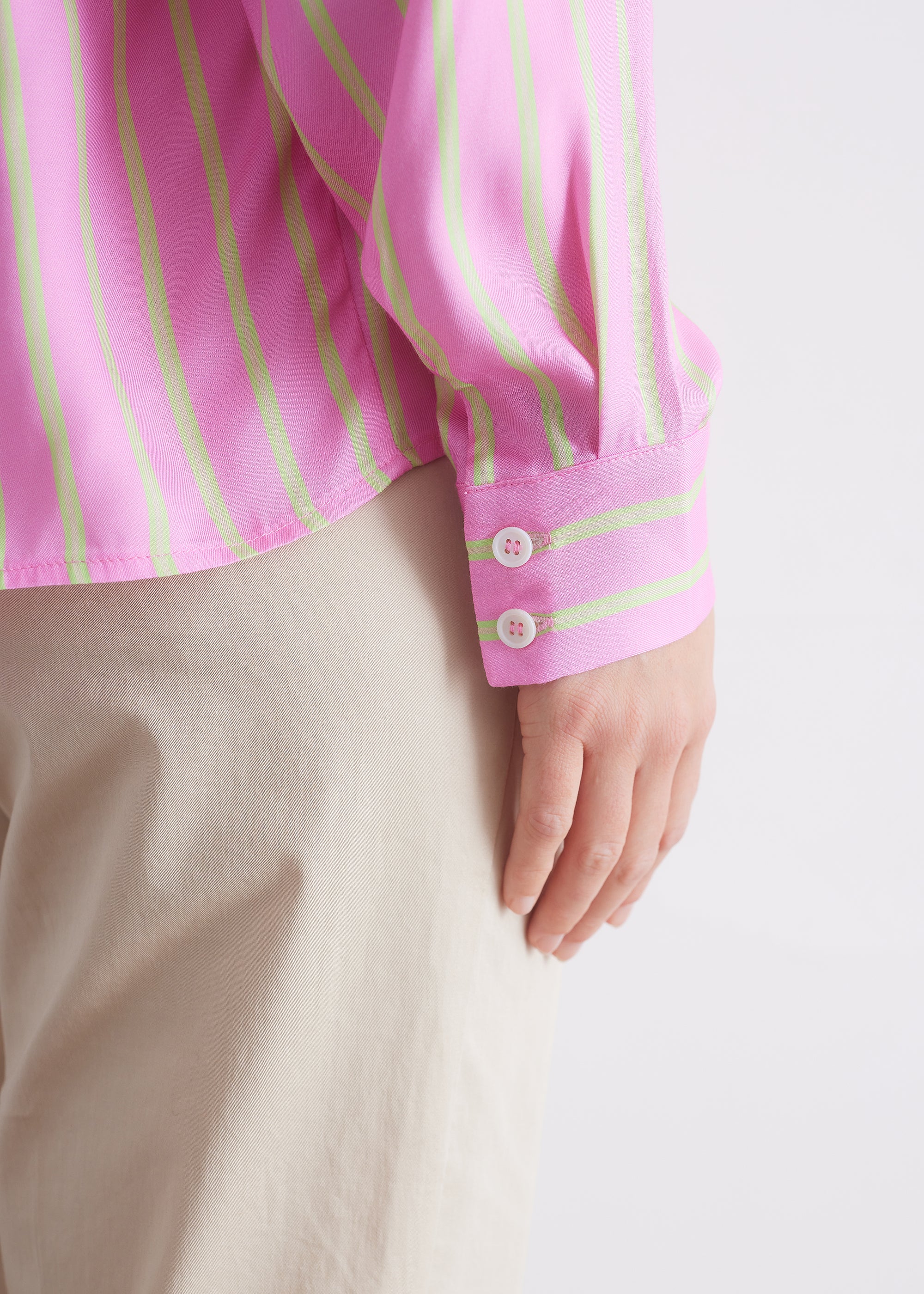 Bluse mit Streifenmuster und V-Ausschnitt