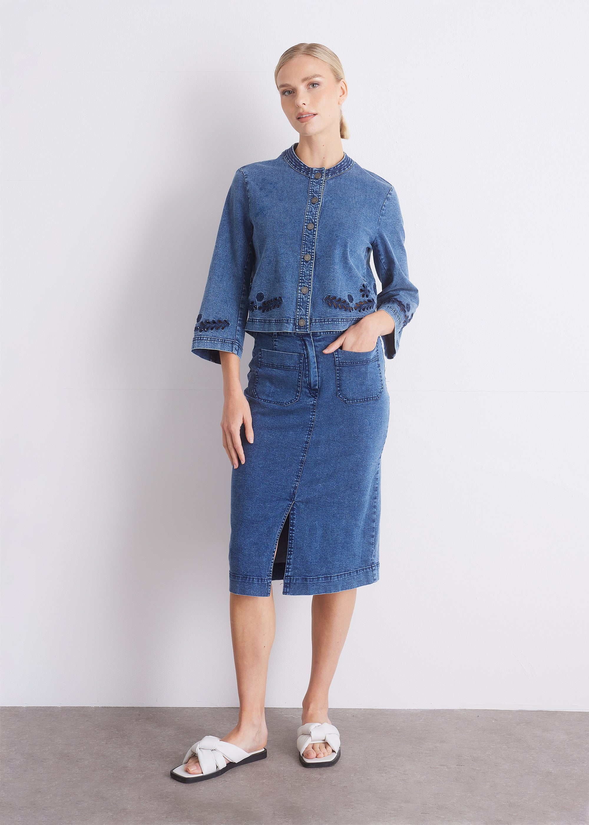 Jeansjacke mit Stickerei