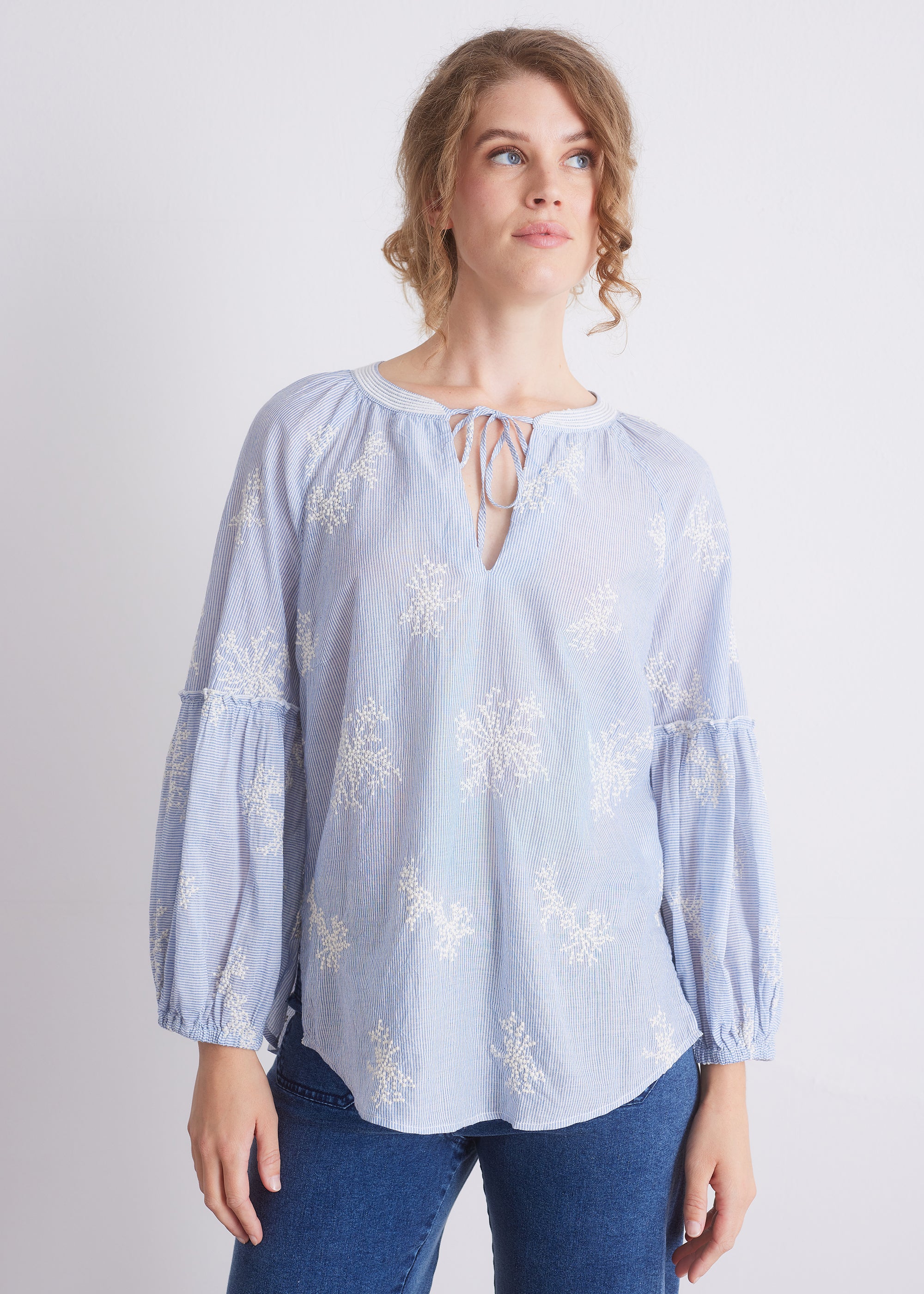 Bluse mit Stickerei und Bindeausschnitt