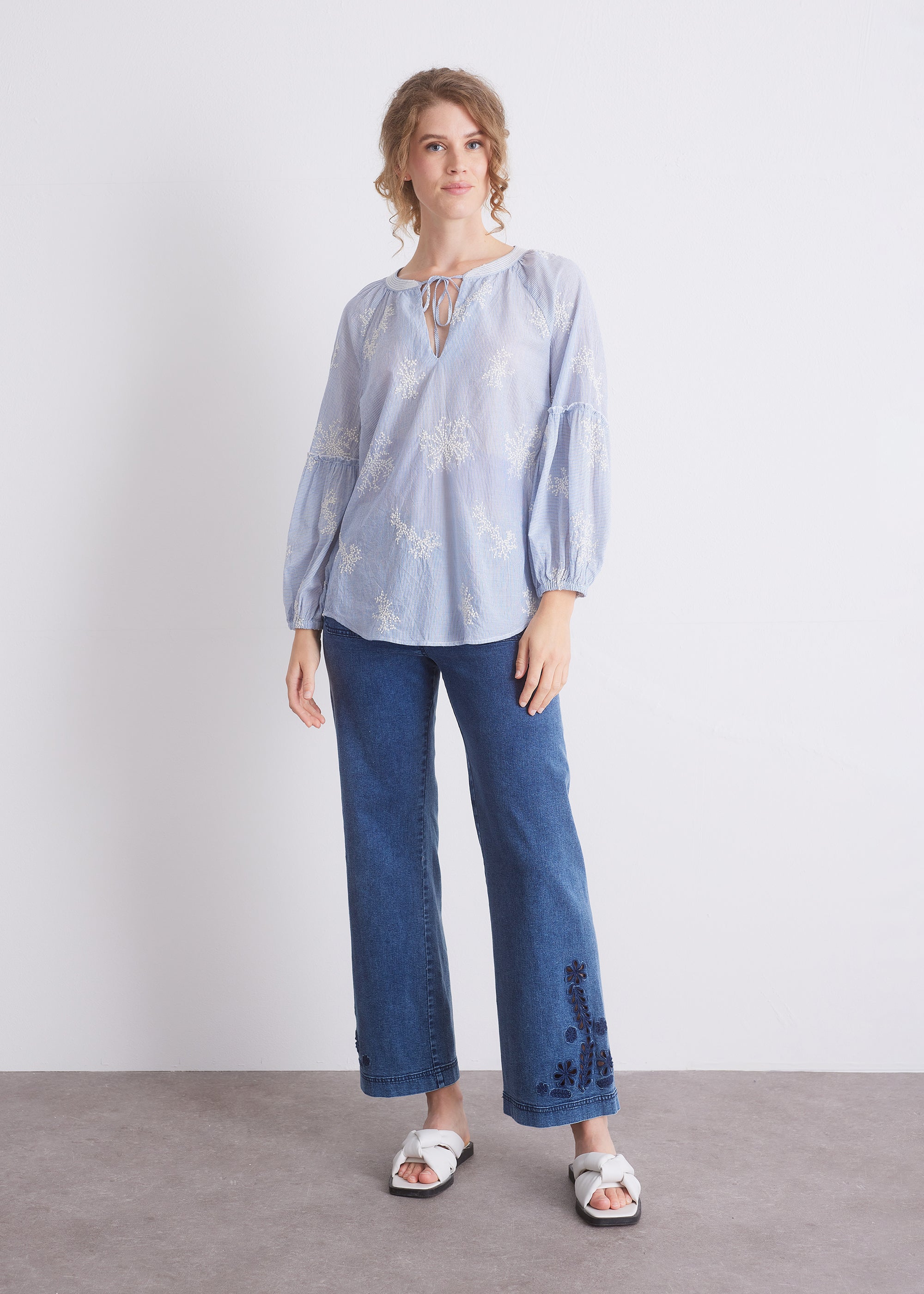 Bluse mit Stickerei und Bindeausschnitt