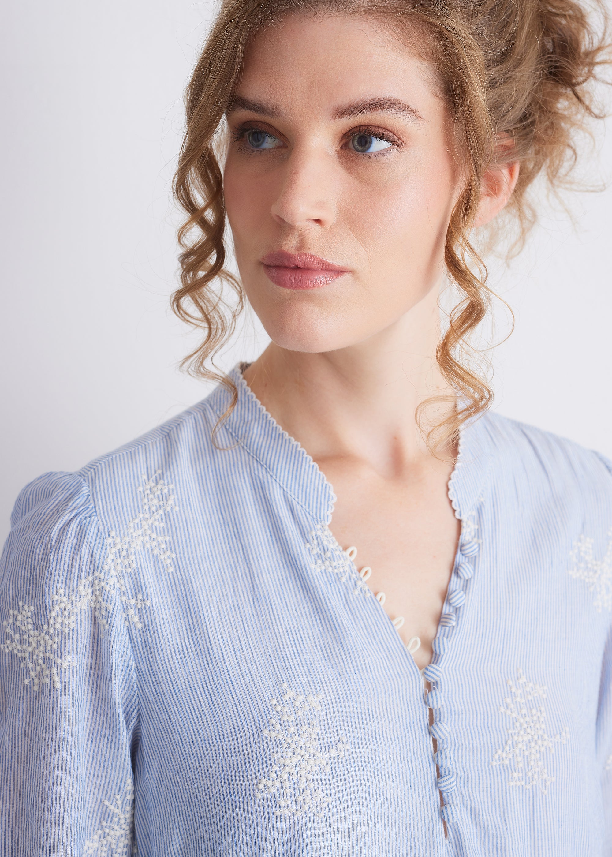 Kleid mit Stickerei und Stufenrock