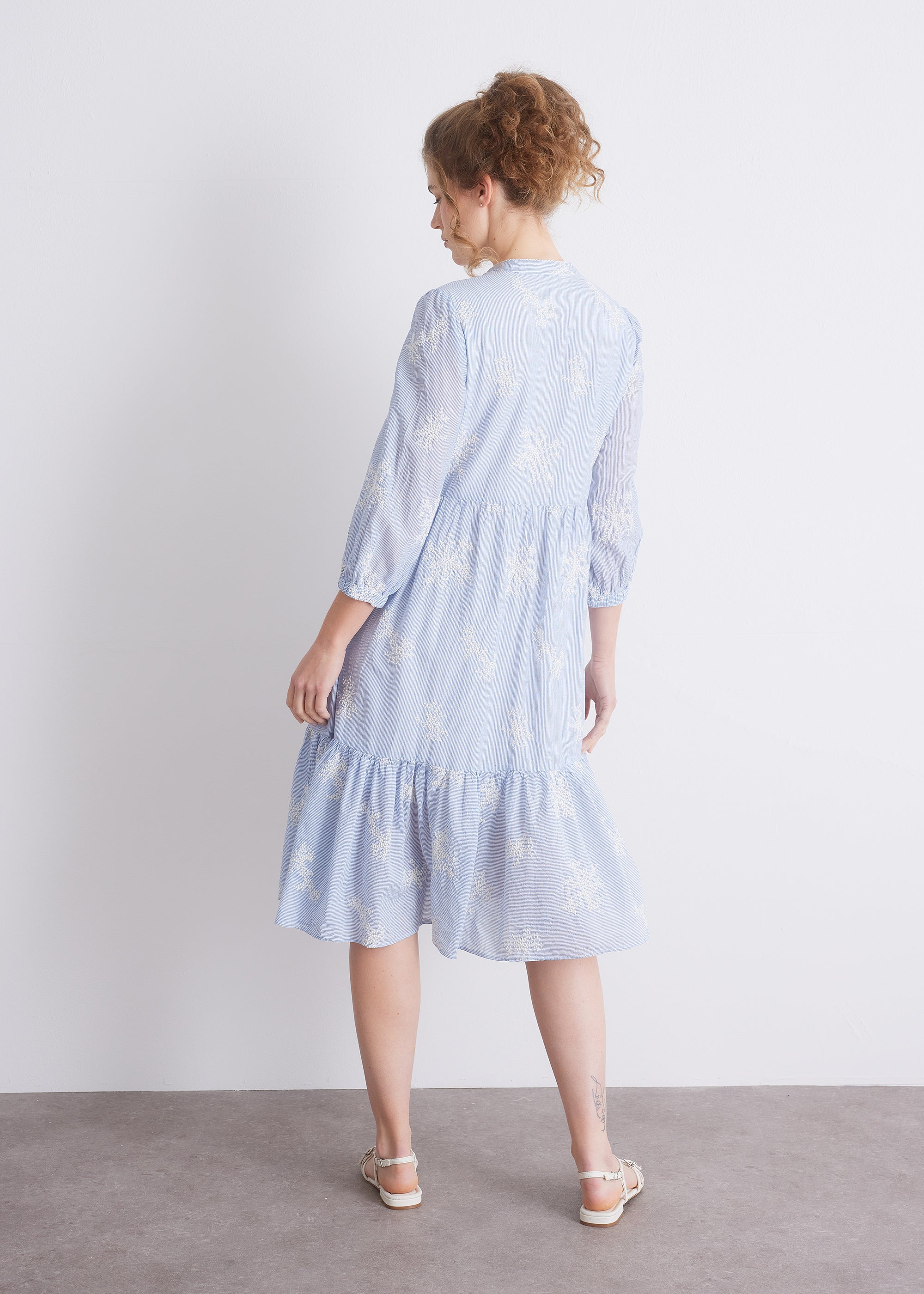 Kleid mit Stickerei und Stufenrock