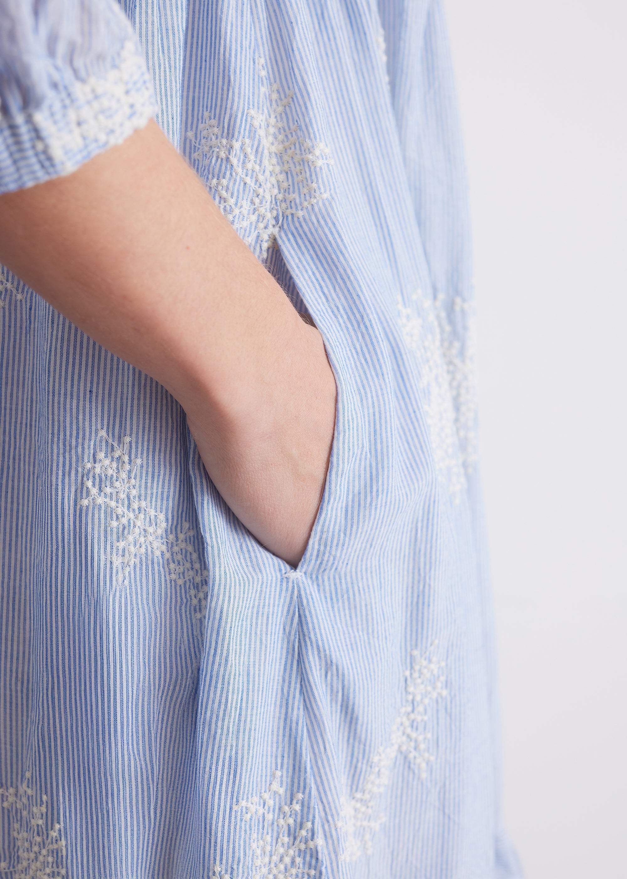 Kleid mit Stickerei und Stufenrock