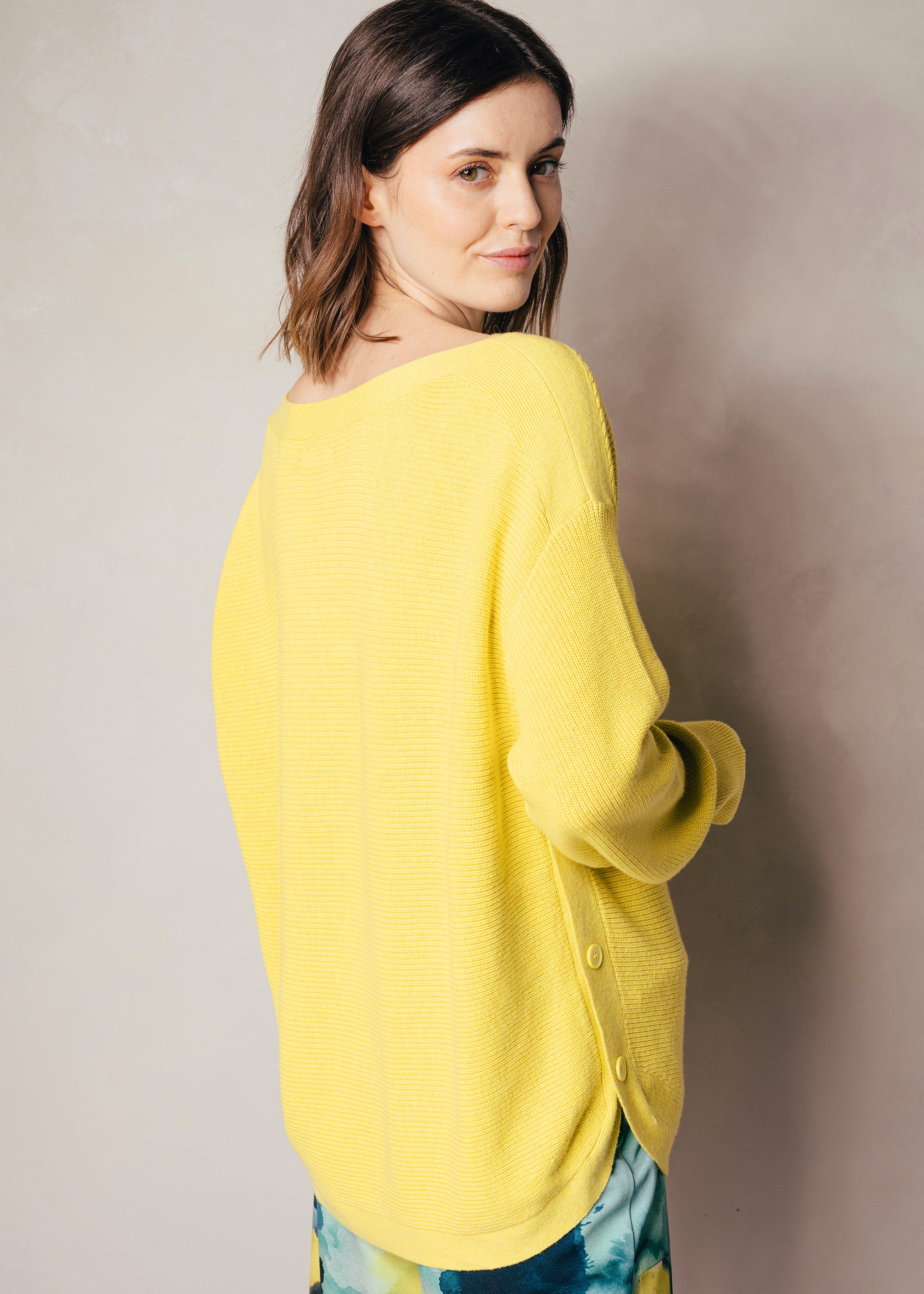 Pullover mit Knopfdetails aus organic cotton und Kaschmir