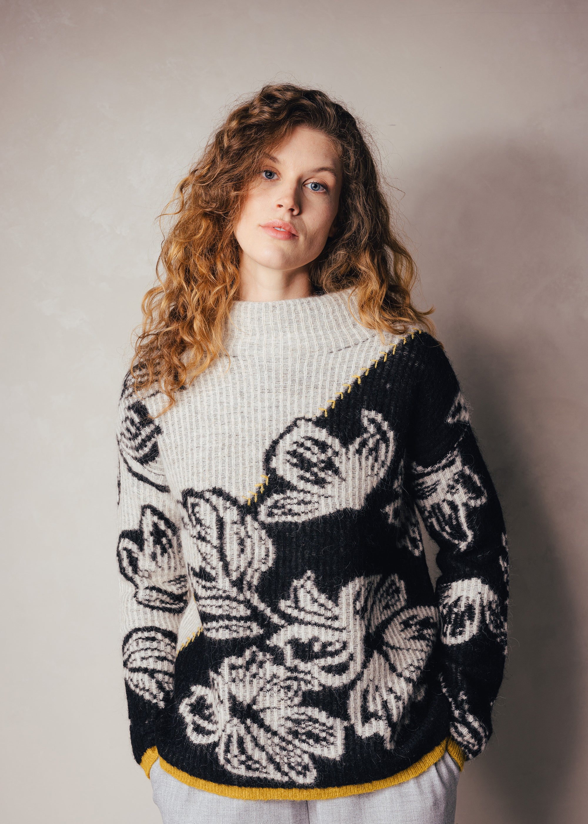 Jacquard-Pullover mit floralem Muster und Stehkragen