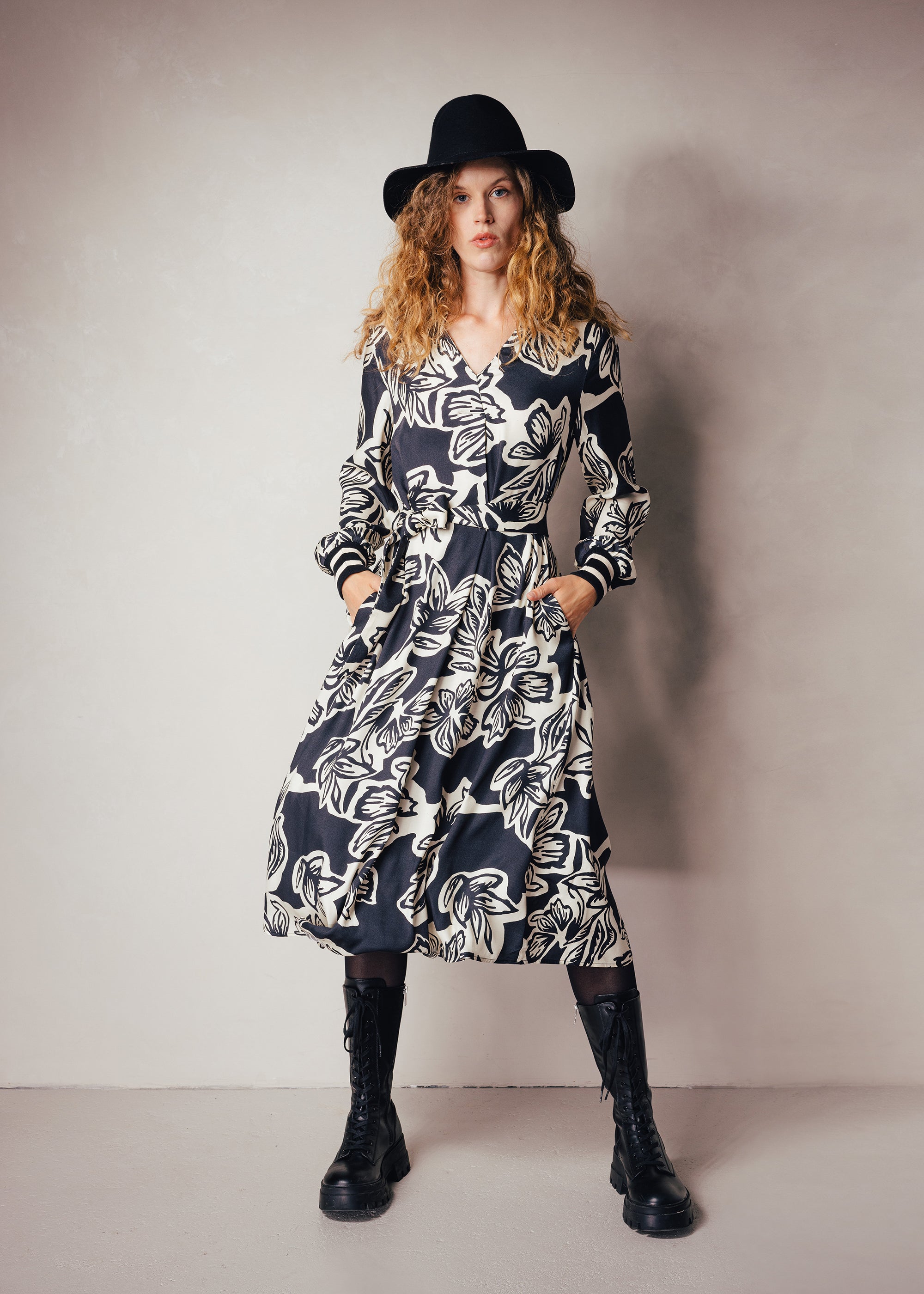 Kleid mit floralem Print aus Viskose