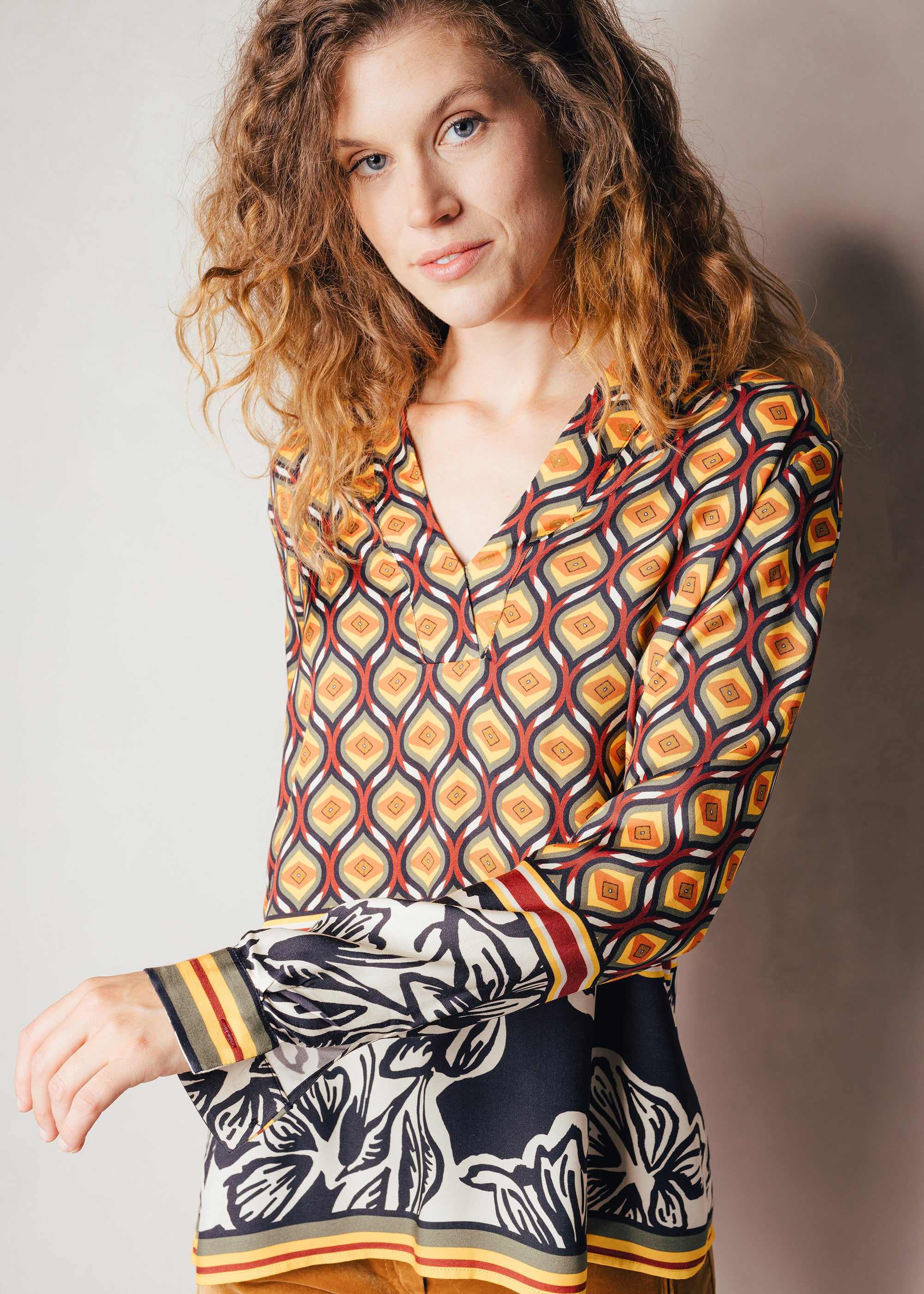 Bluse mit grafisch-floralem Print aus Viskose