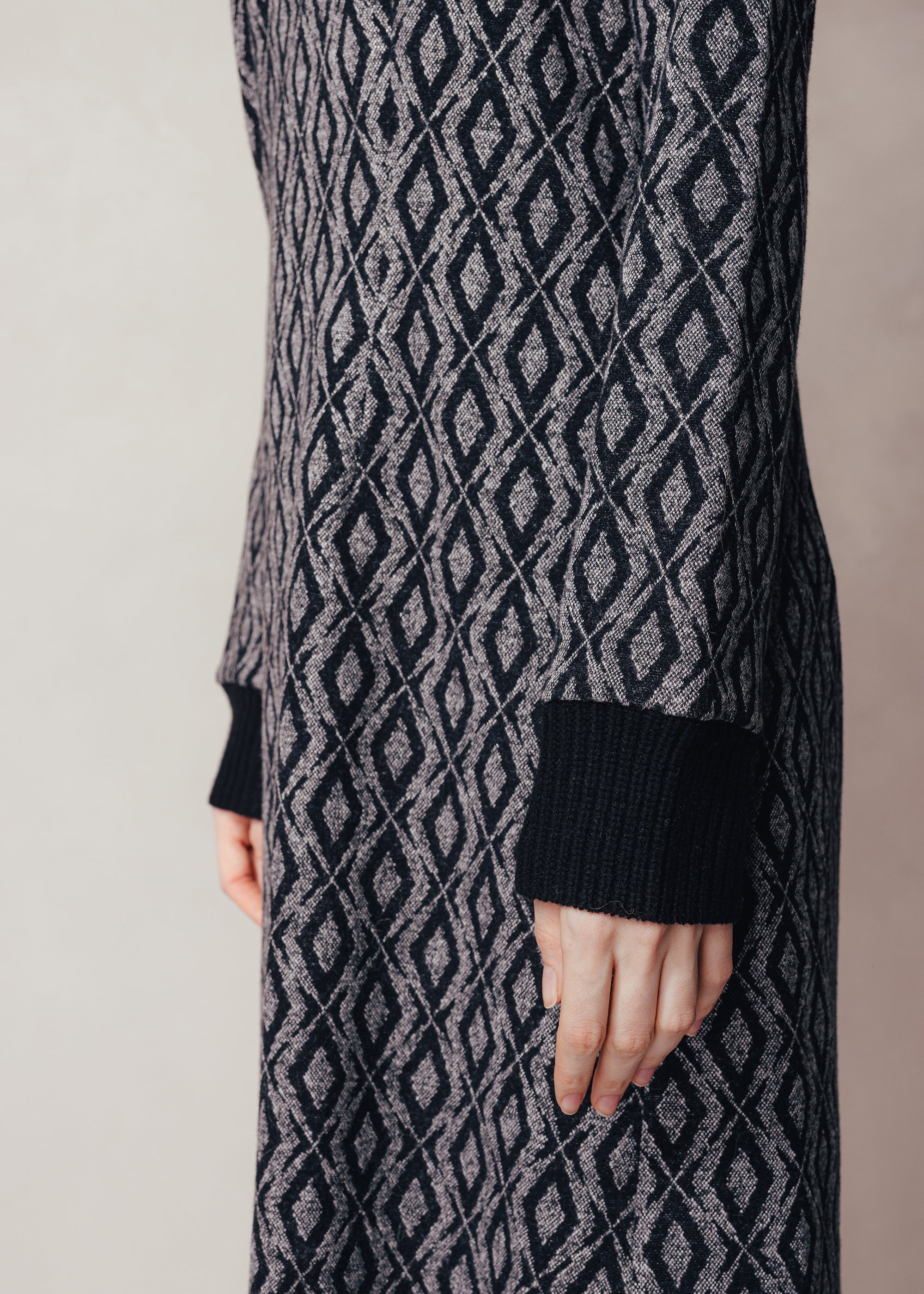 Kleid aus Jersey-Jacquard mit geometrischem Muster