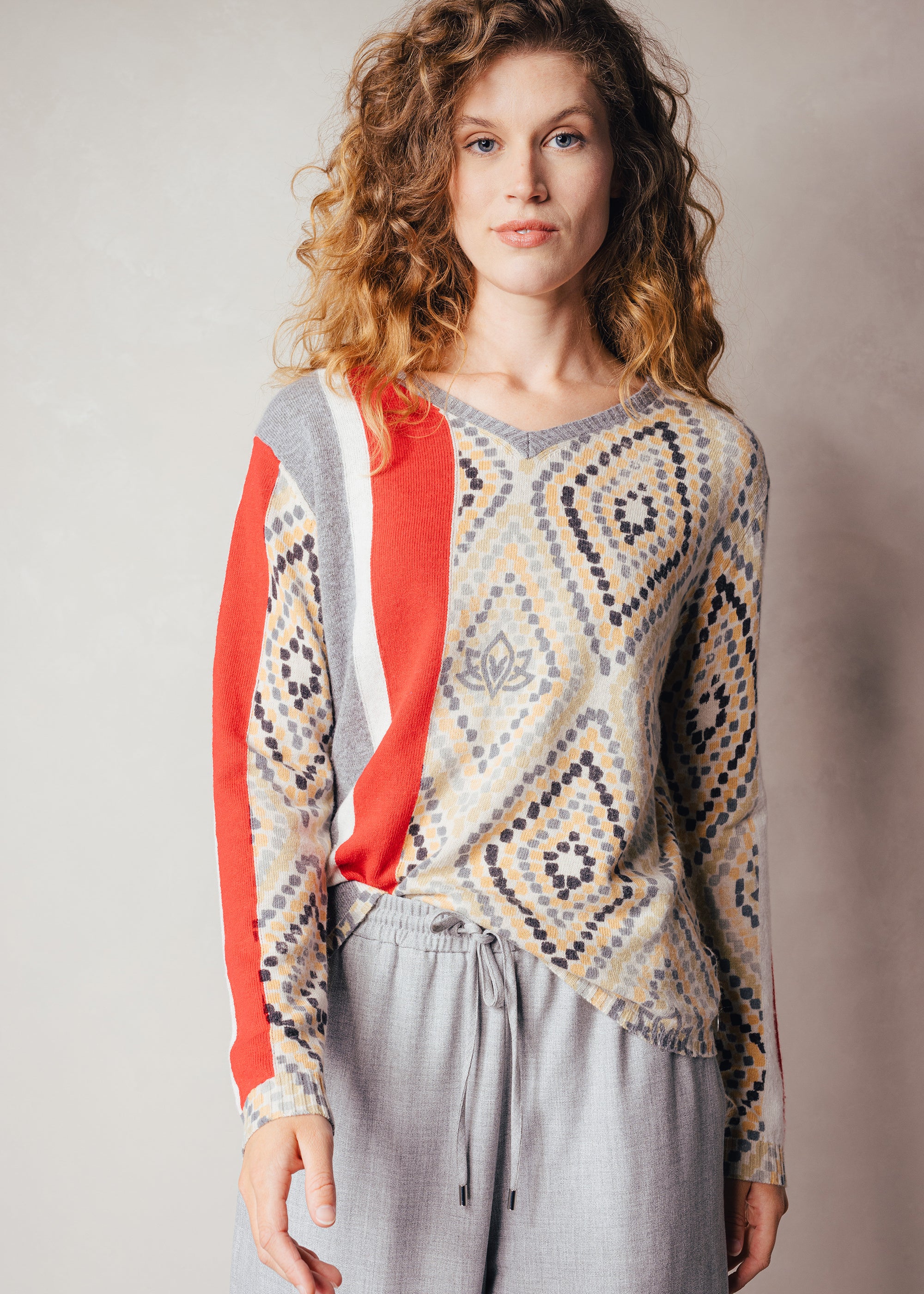 Pullover mit V-Ausschnitt und Print aus Viskose-Kaschmir-Mix