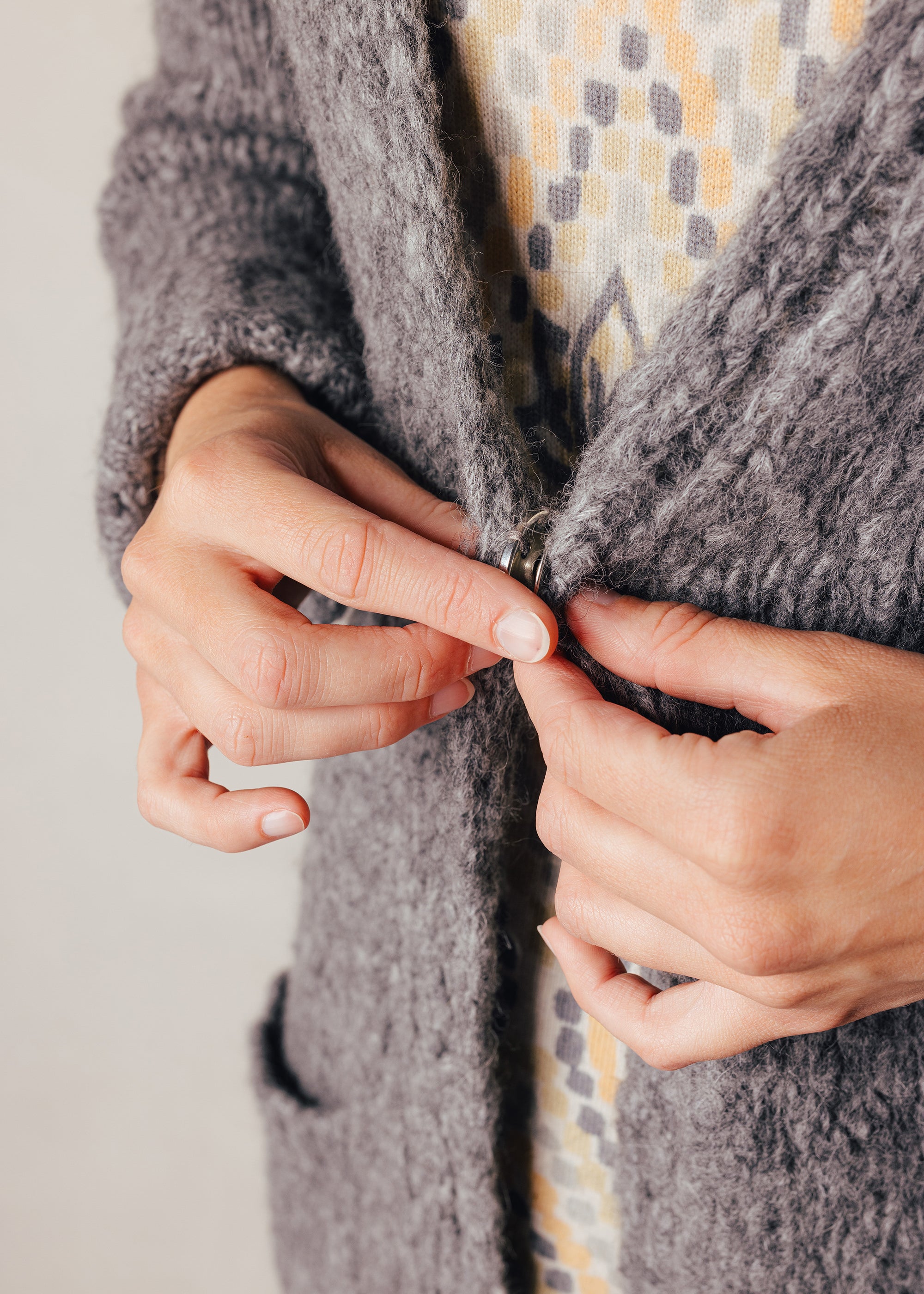 Langer Cardigan mit aufgesetzten Taschen aus Merino-Mix