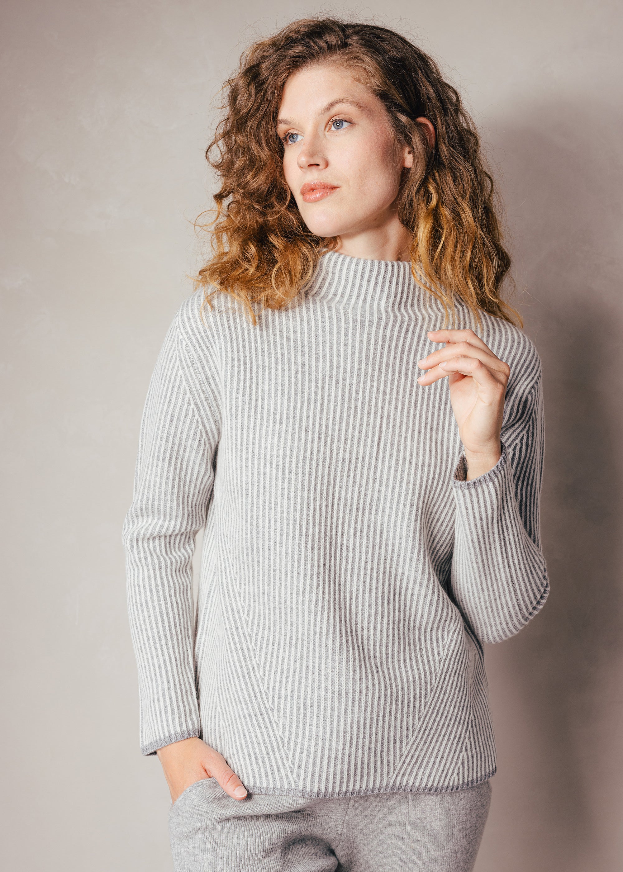 Pullover mit Stehkragen aus reiner Wolle